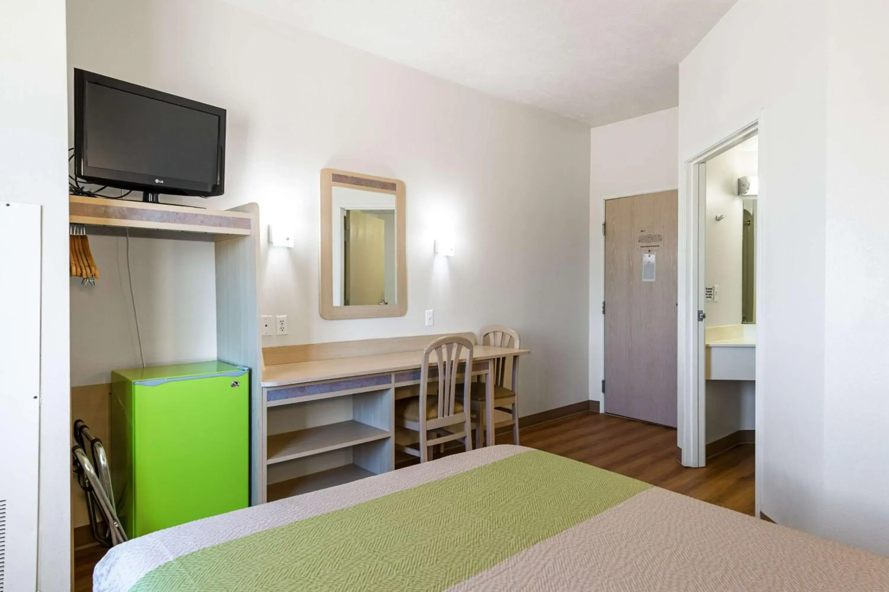 Queen Room - Non-Smoking in Motel 6-Cedar City, UT Queen Room - Non-Smoking in Motel 6-Cedar City, UT