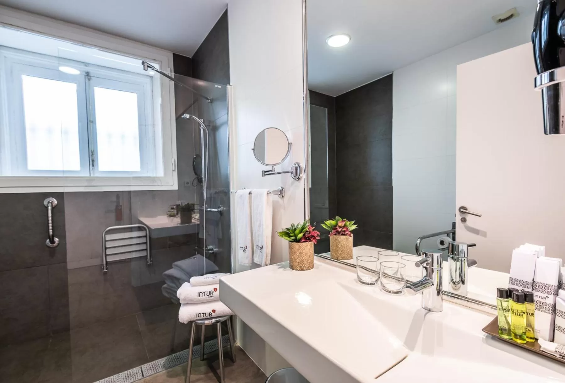 Shower in Intelier Palacio San Martin