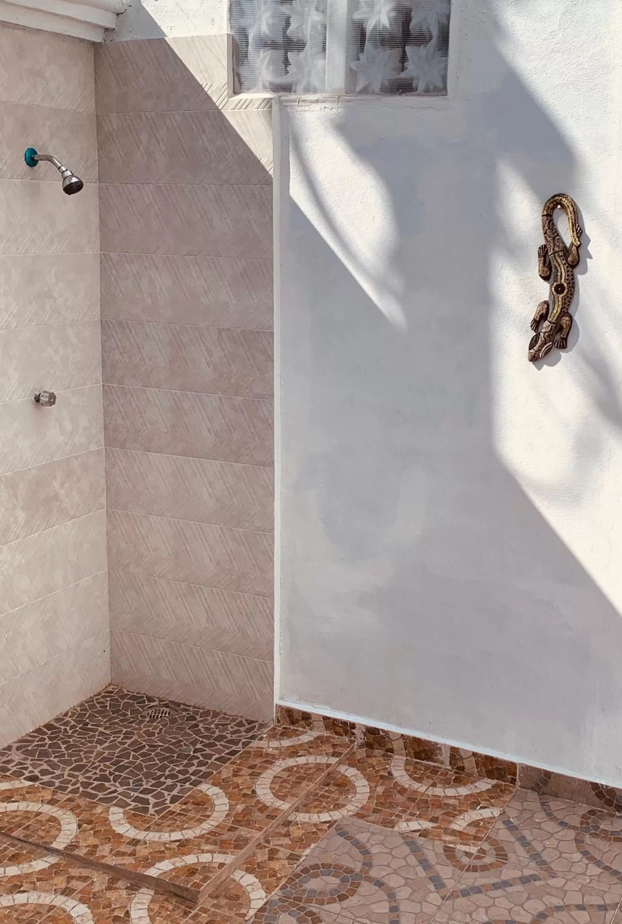 Swimming pool, Bathroom in The Quetzal