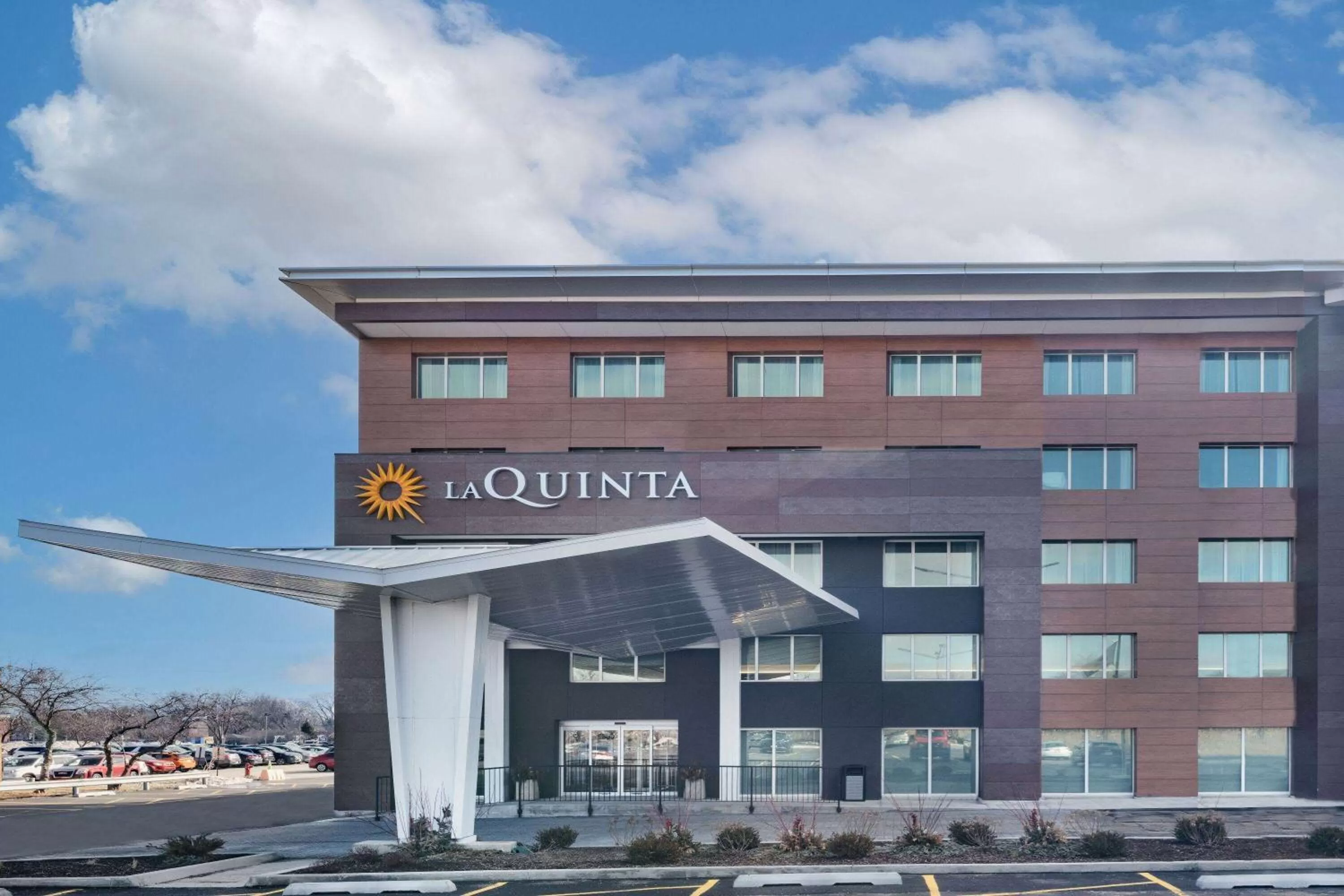 Property building in La Quinta by Wyndham Chicago O'Hare Airport