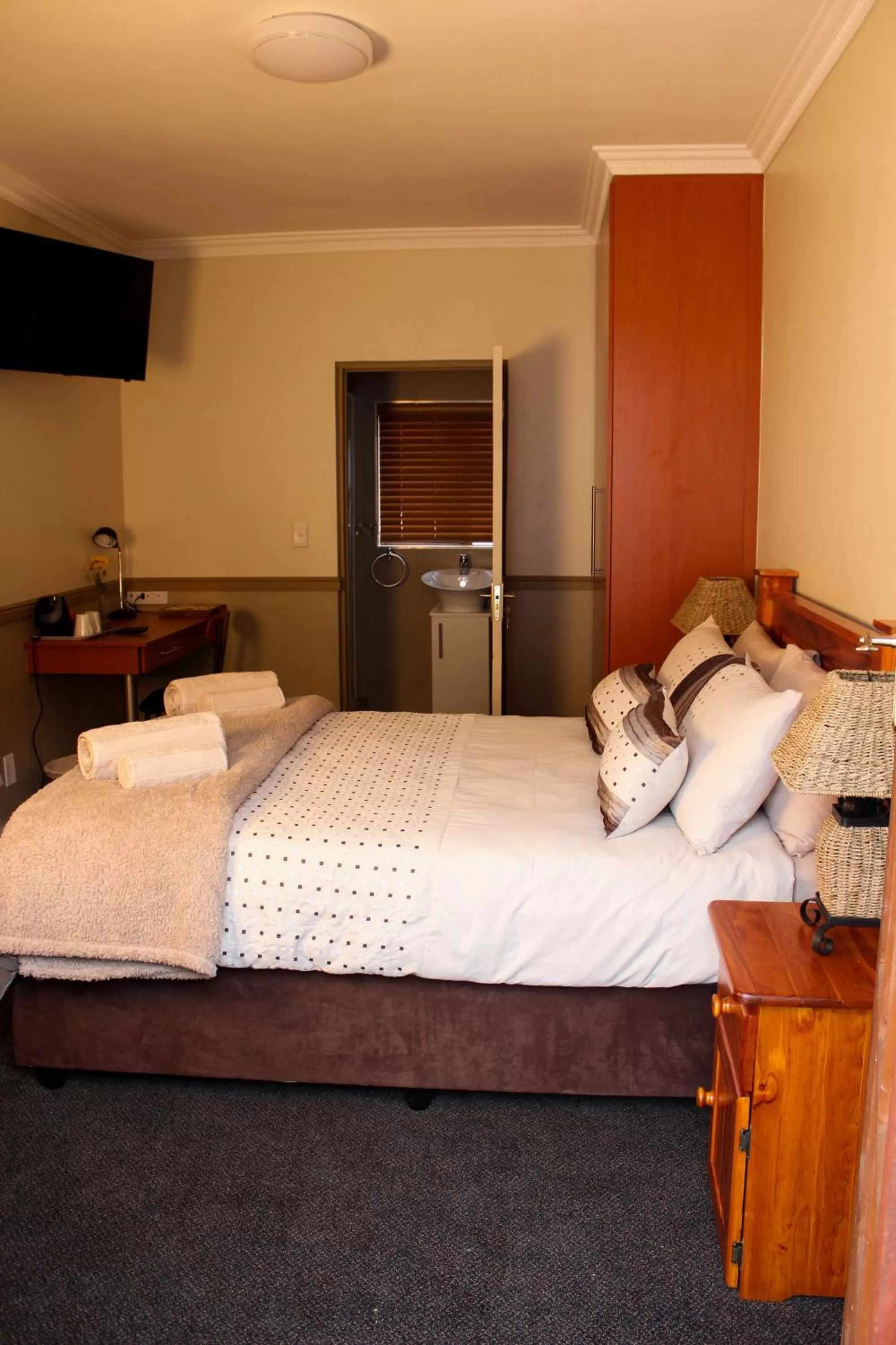 Bedroom, Bed in Victoria Heights B&B