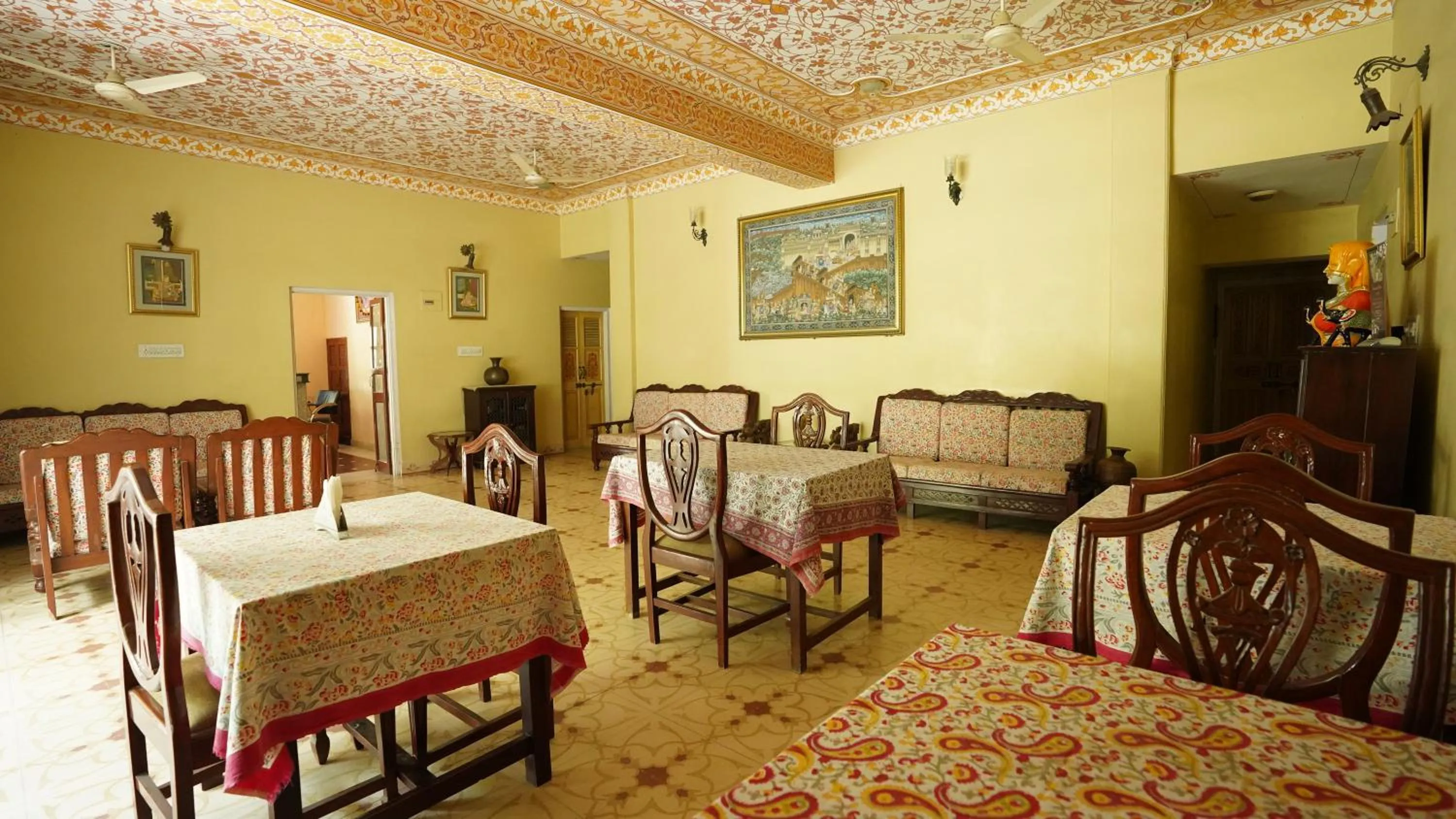 Restaurant/places to eat, Bed in Anuraag Villa