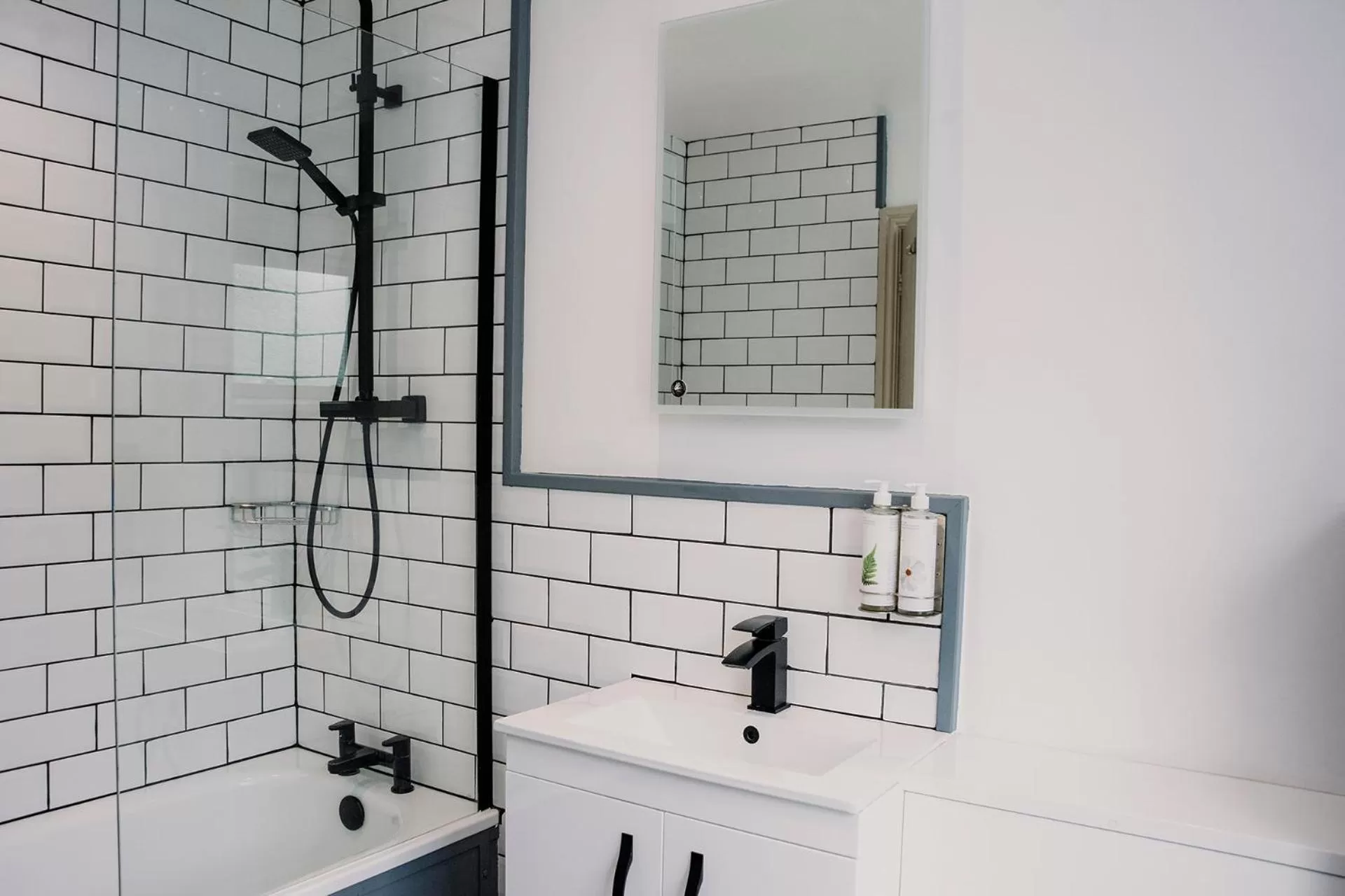 Shower in The George Inn