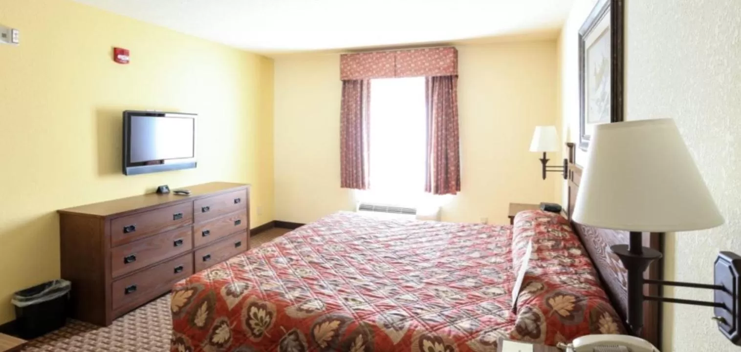 Photo of the whole room, Bed in Mountain Inn & Suites Airport - Hendersonville