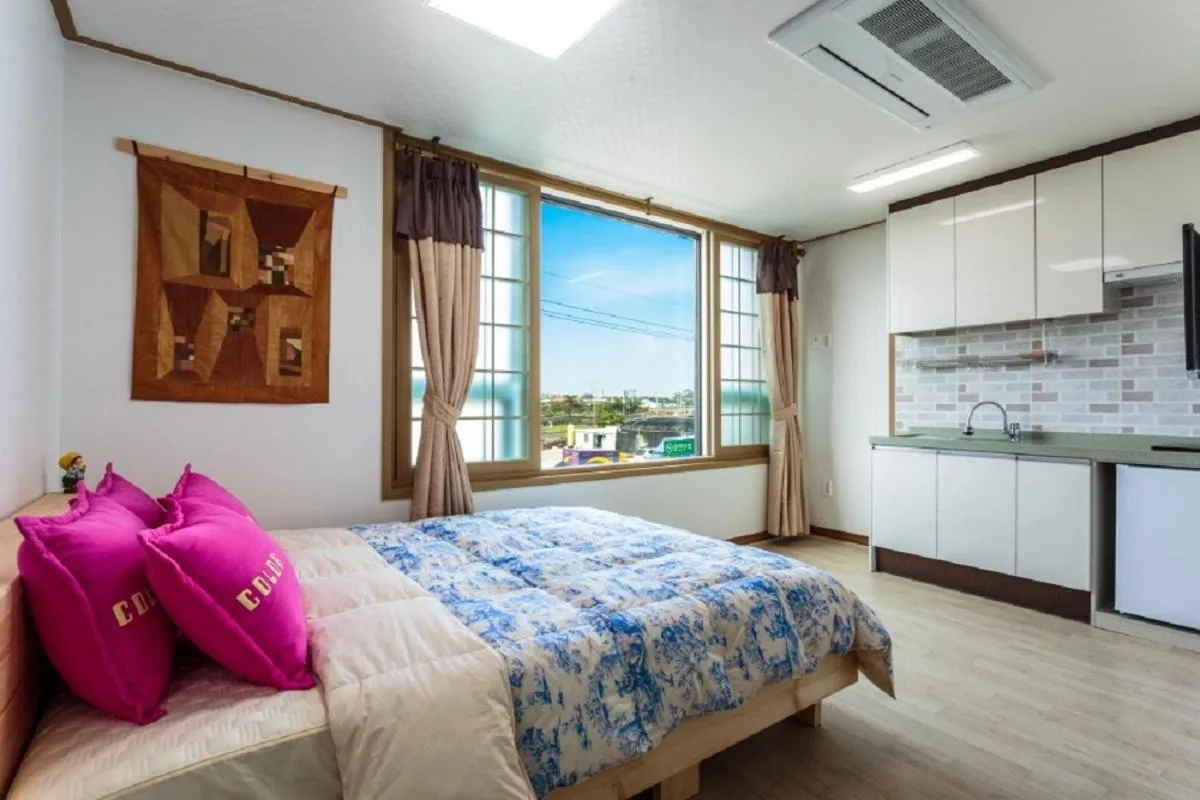 Kitchen or kitchenette, Bed in Jeju Wayo Pension
