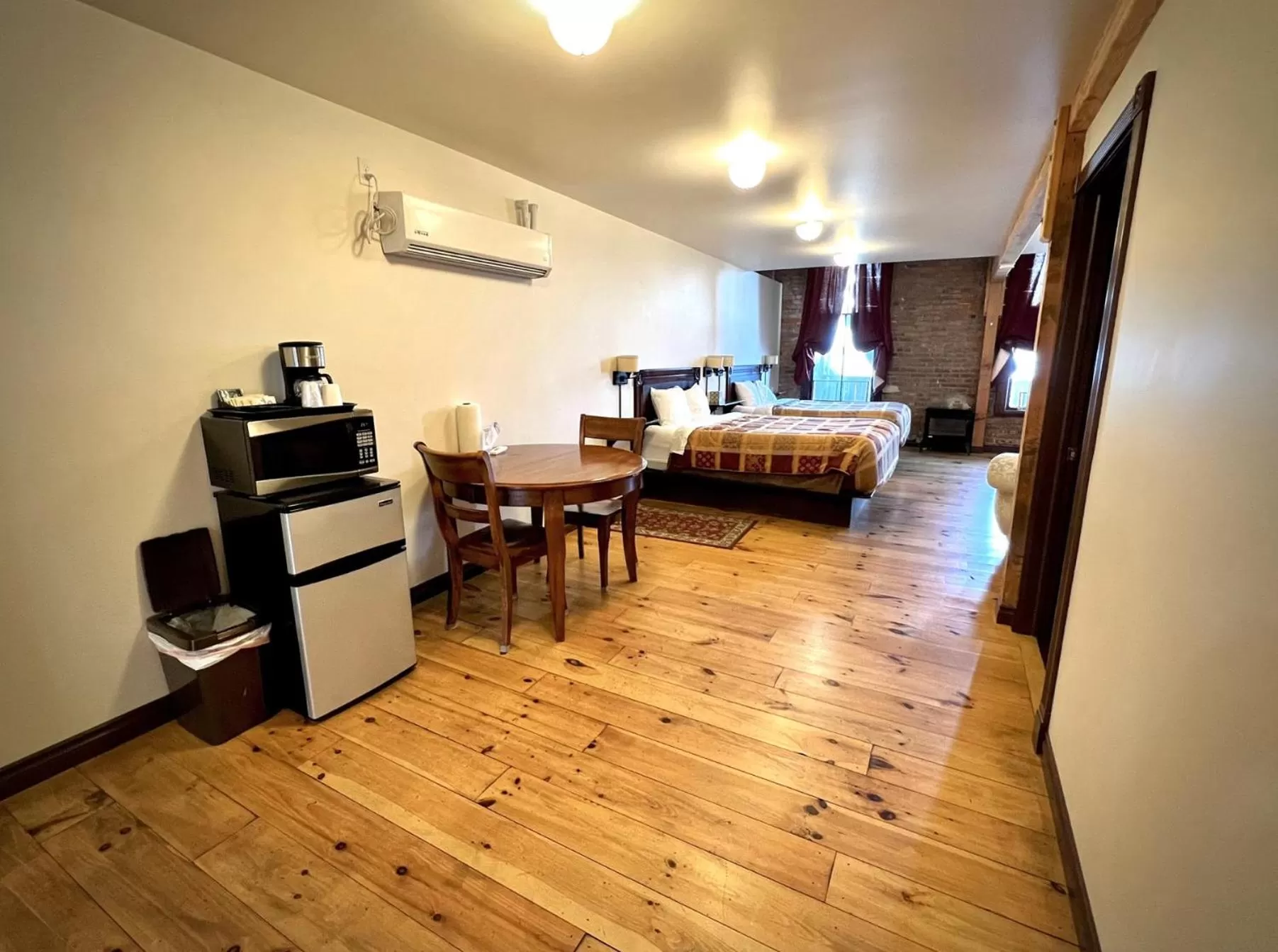 Restaurant/Places to Eat in The Monarch Hotel