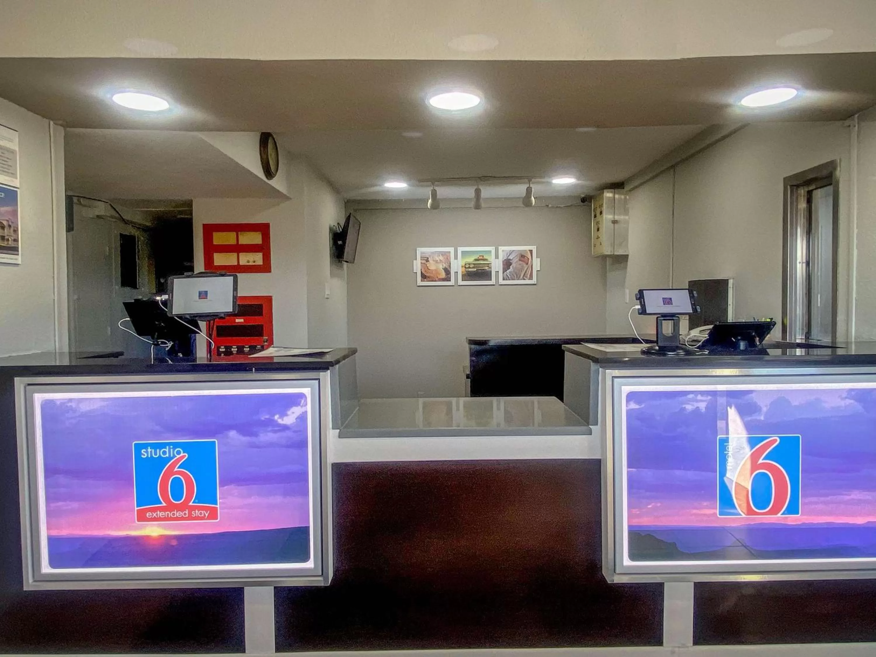 Lobby or reception in Motel 6-Wichita, KS - AIRPORT