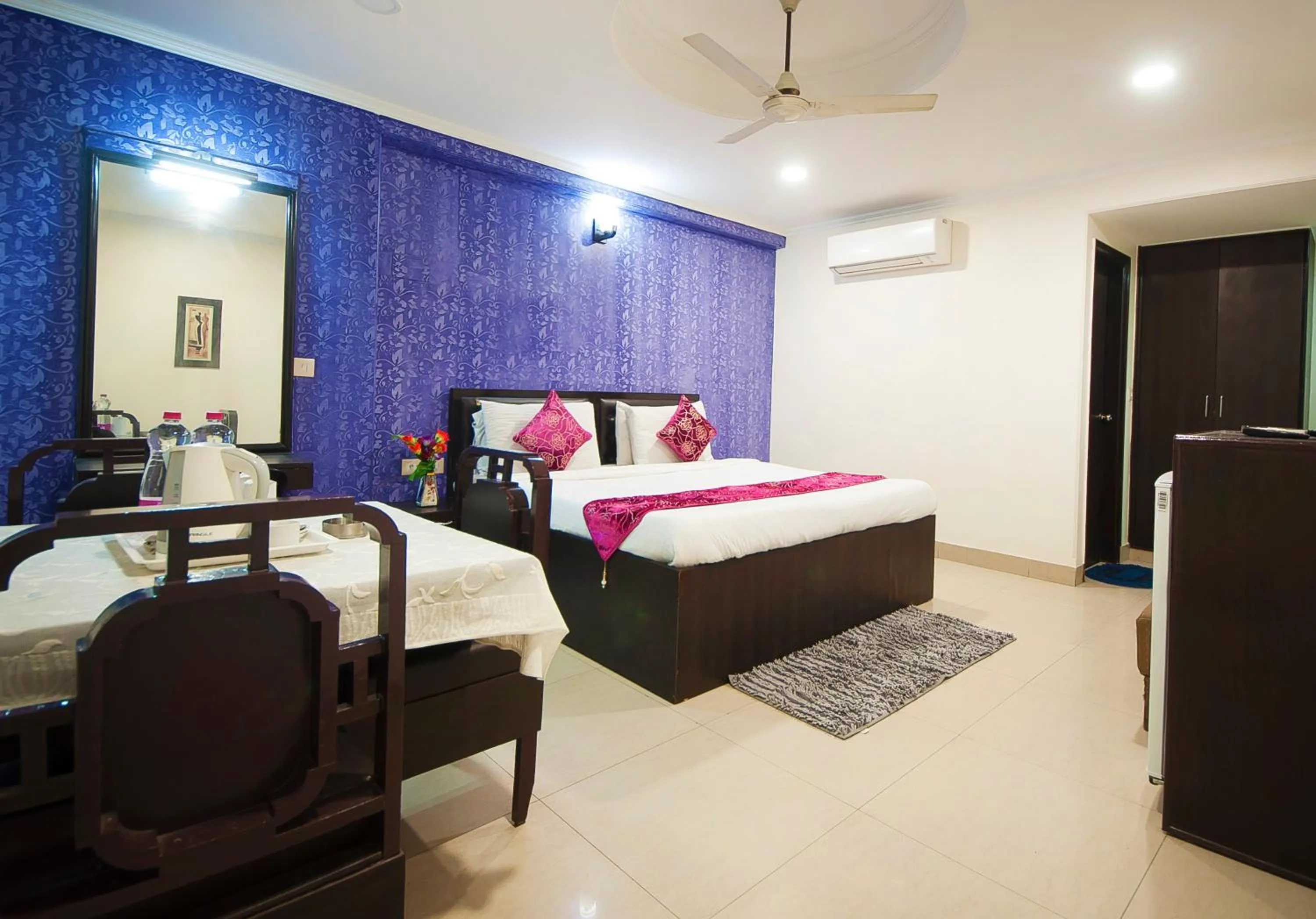 Bedroom, Bed in HOTEL DAKHA INTERNATIONAL - Karol Bagh, New Delhi