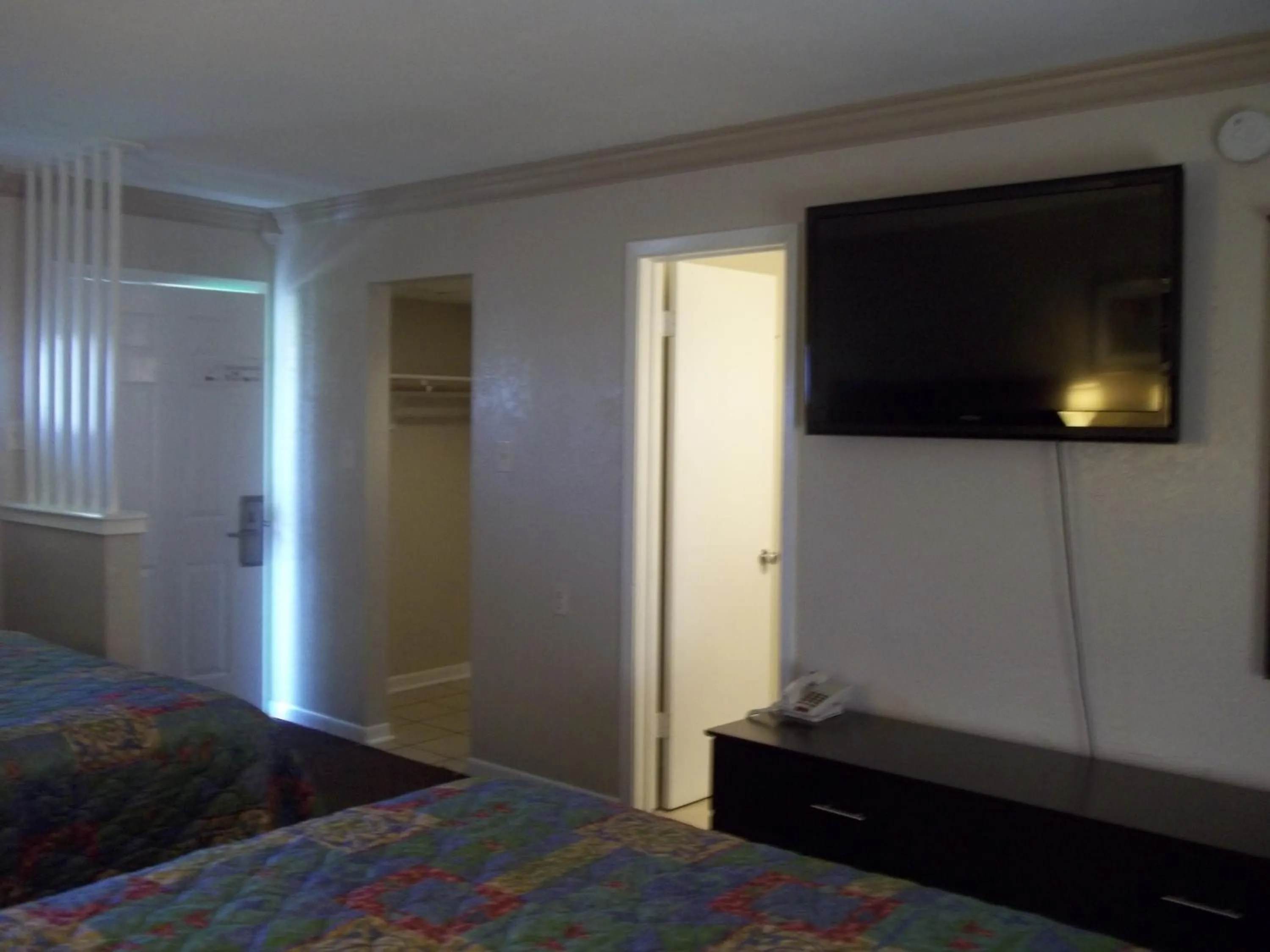 TV and multimedia in Scottish Inns Galveston