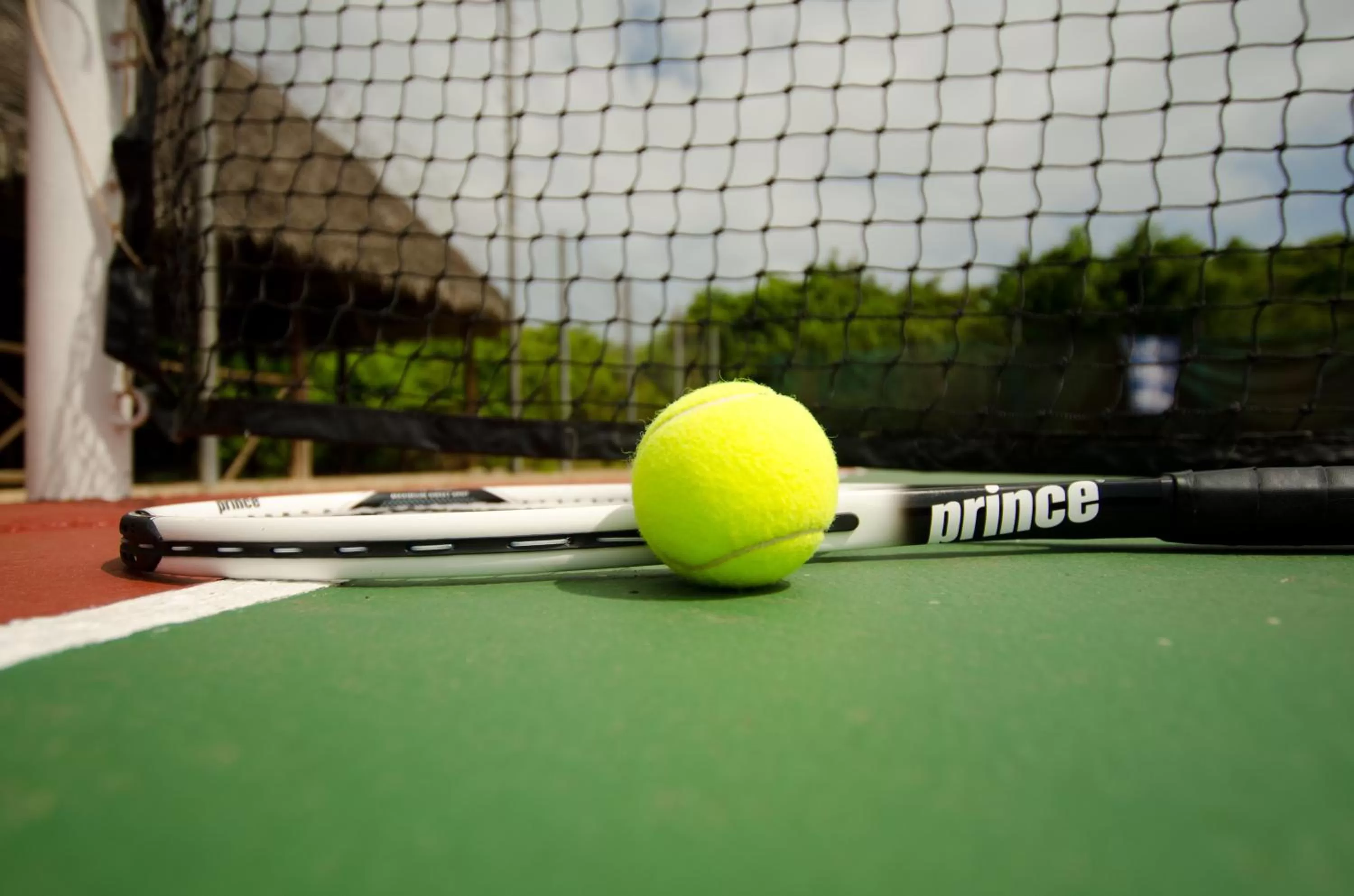 Tennis court in Sultan Sands Island Resort & Spa