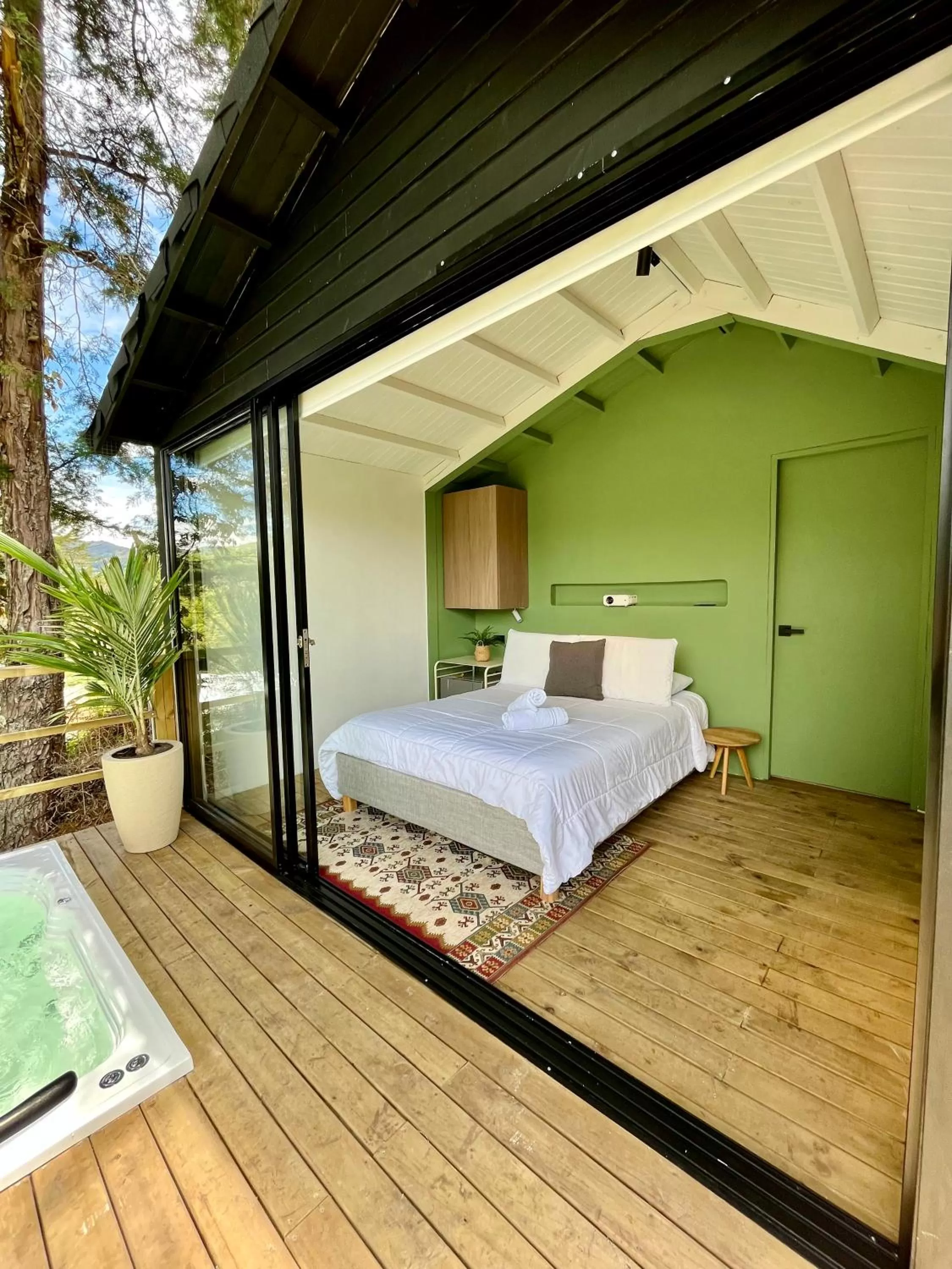 Hot Tub, Bed in Soy Local Guatape Campestre