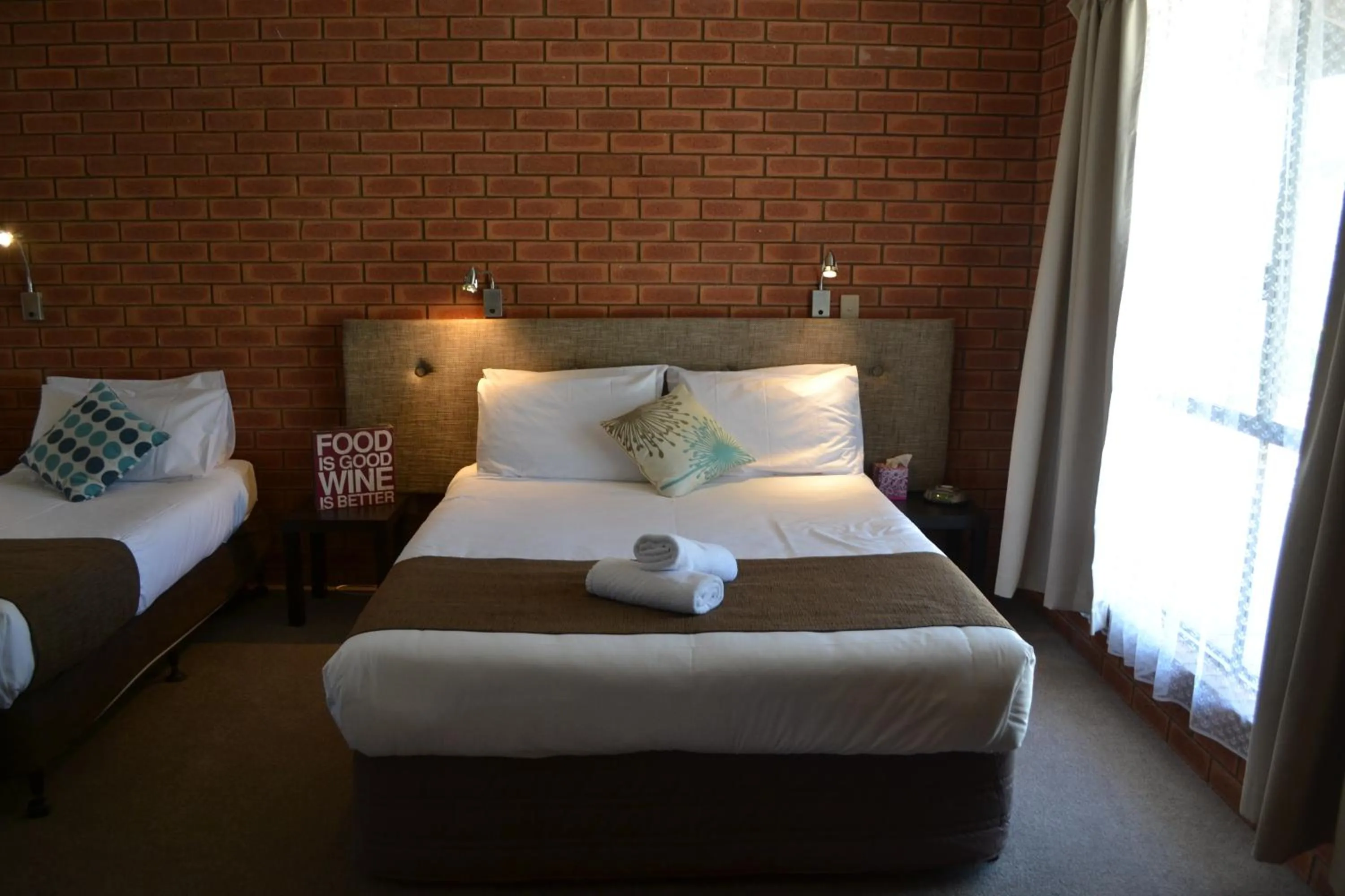 Bedroom, Bed in Ashleigh Court Motor Inn