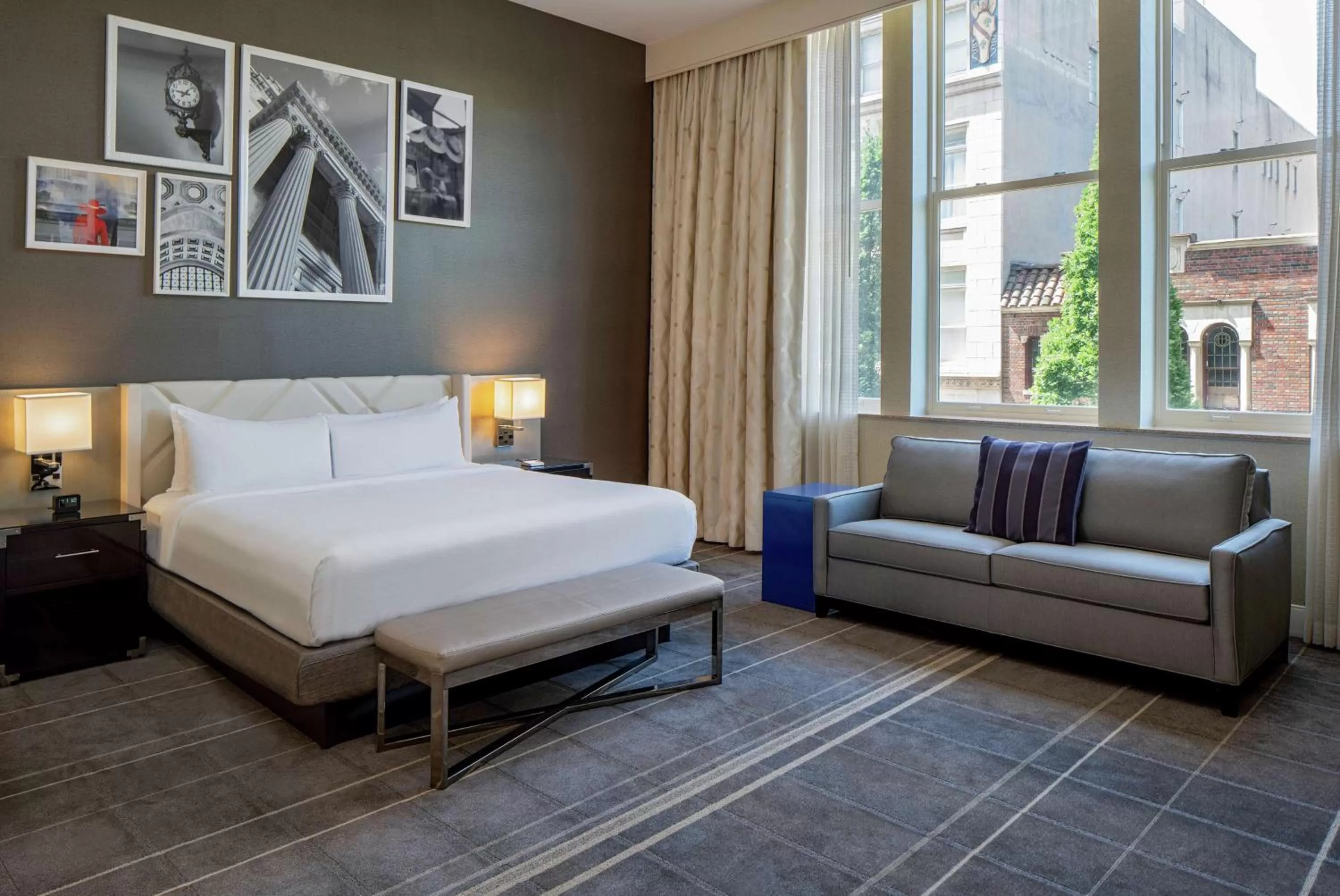 Living room, Bed in Hilton Richmond Downtown