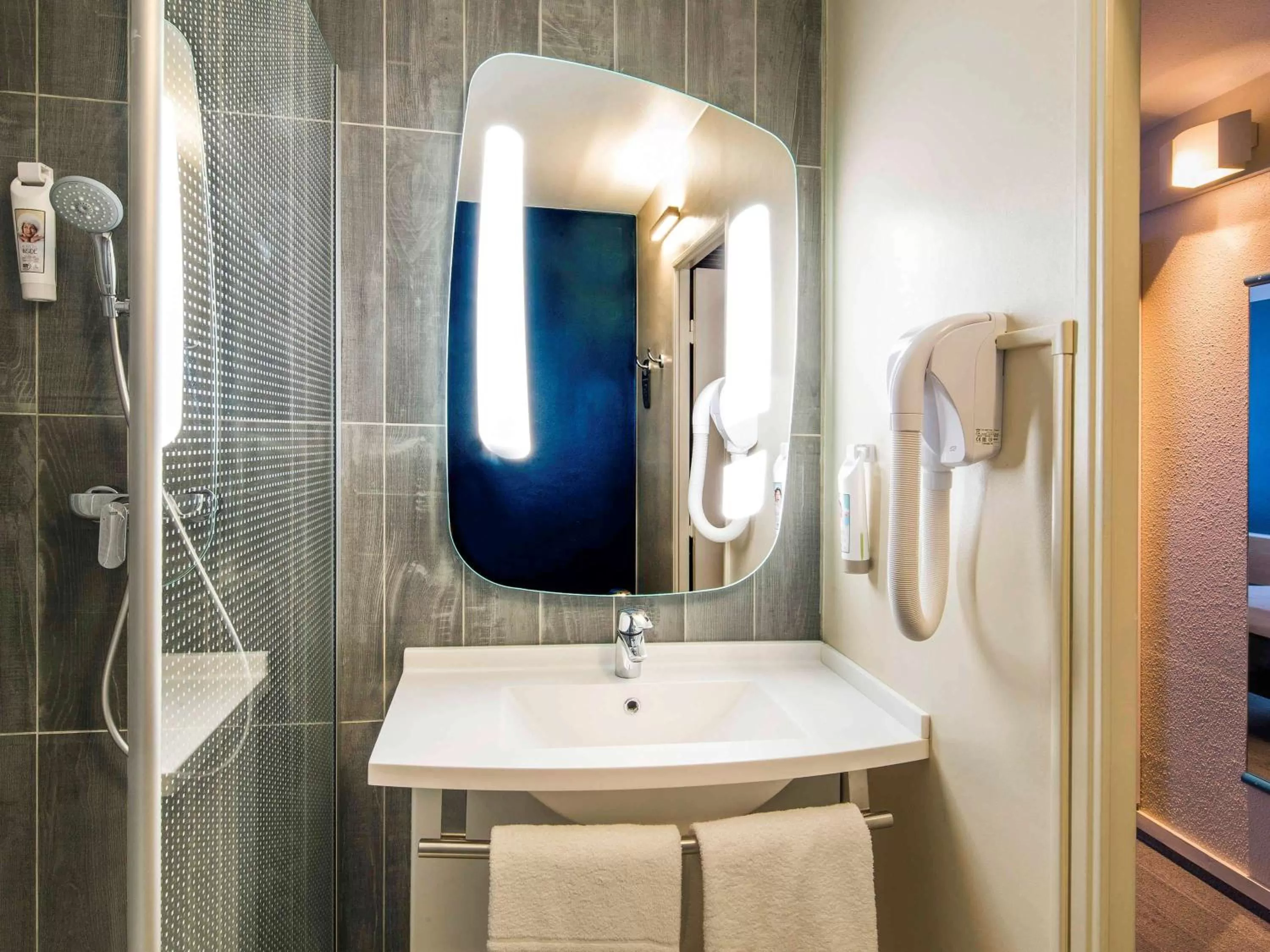 Photo of the whole room in ibis Tours Nord