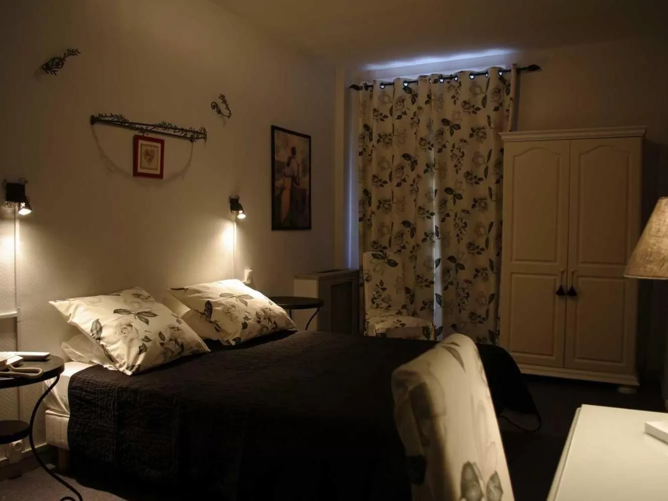 Bedroom, Bed in The Originals Boutique, Hôtel d'Angleterre, Fécamp