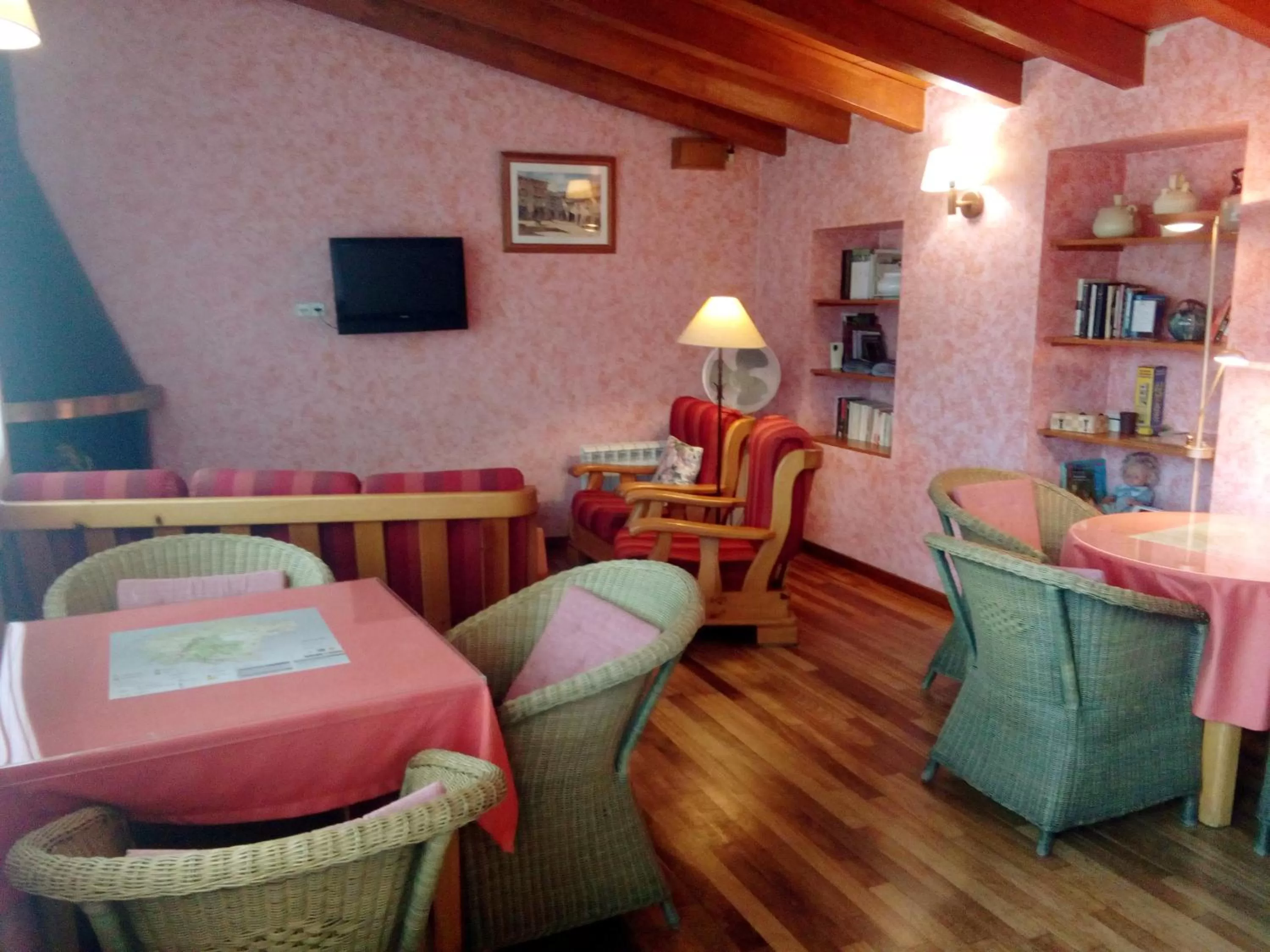 Communal lounge/ TV room, Seating Area in CAN MENCIÓ - Plaça Major