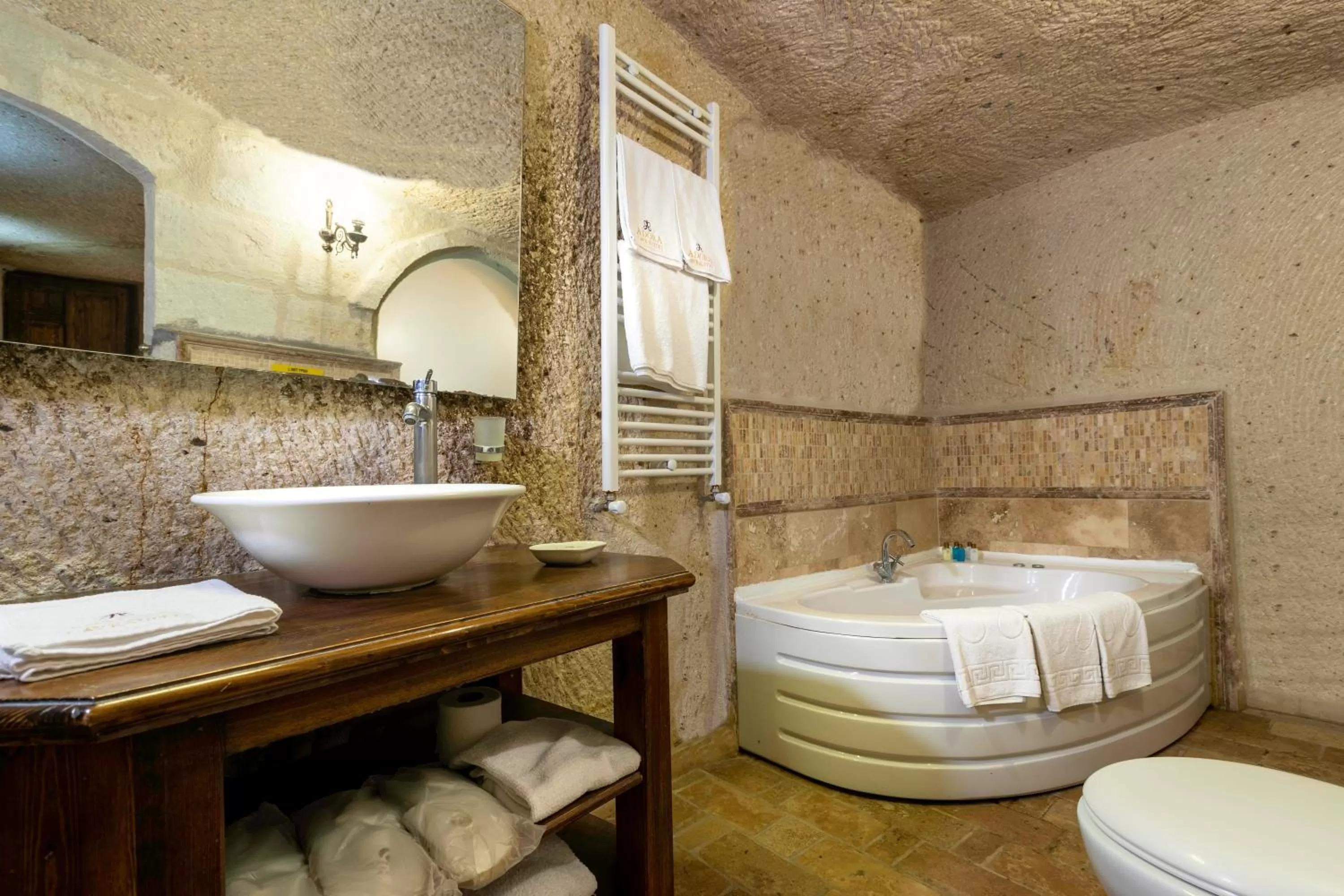 Hot Tub in Adora Cave Suites -