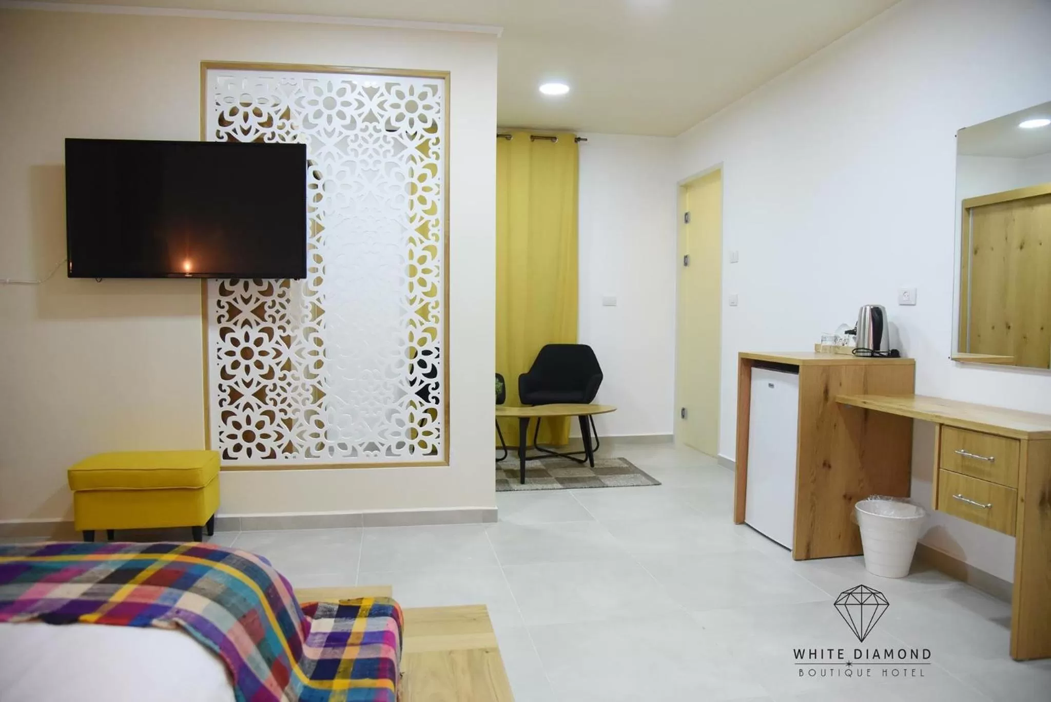 TV/Entertainment Center in White Diamond