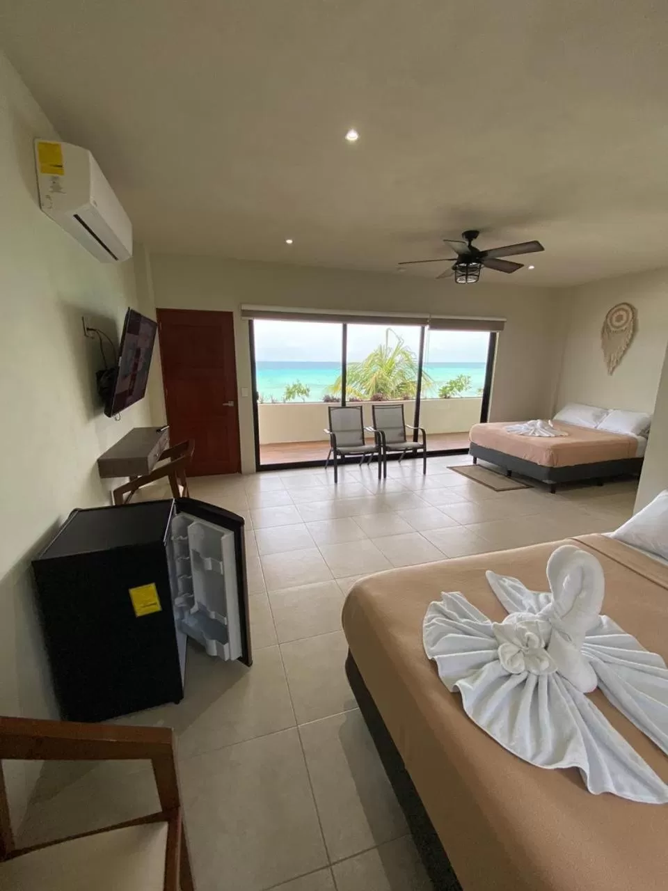 Sea view, Bed in Cuxos Hotel Beachfront