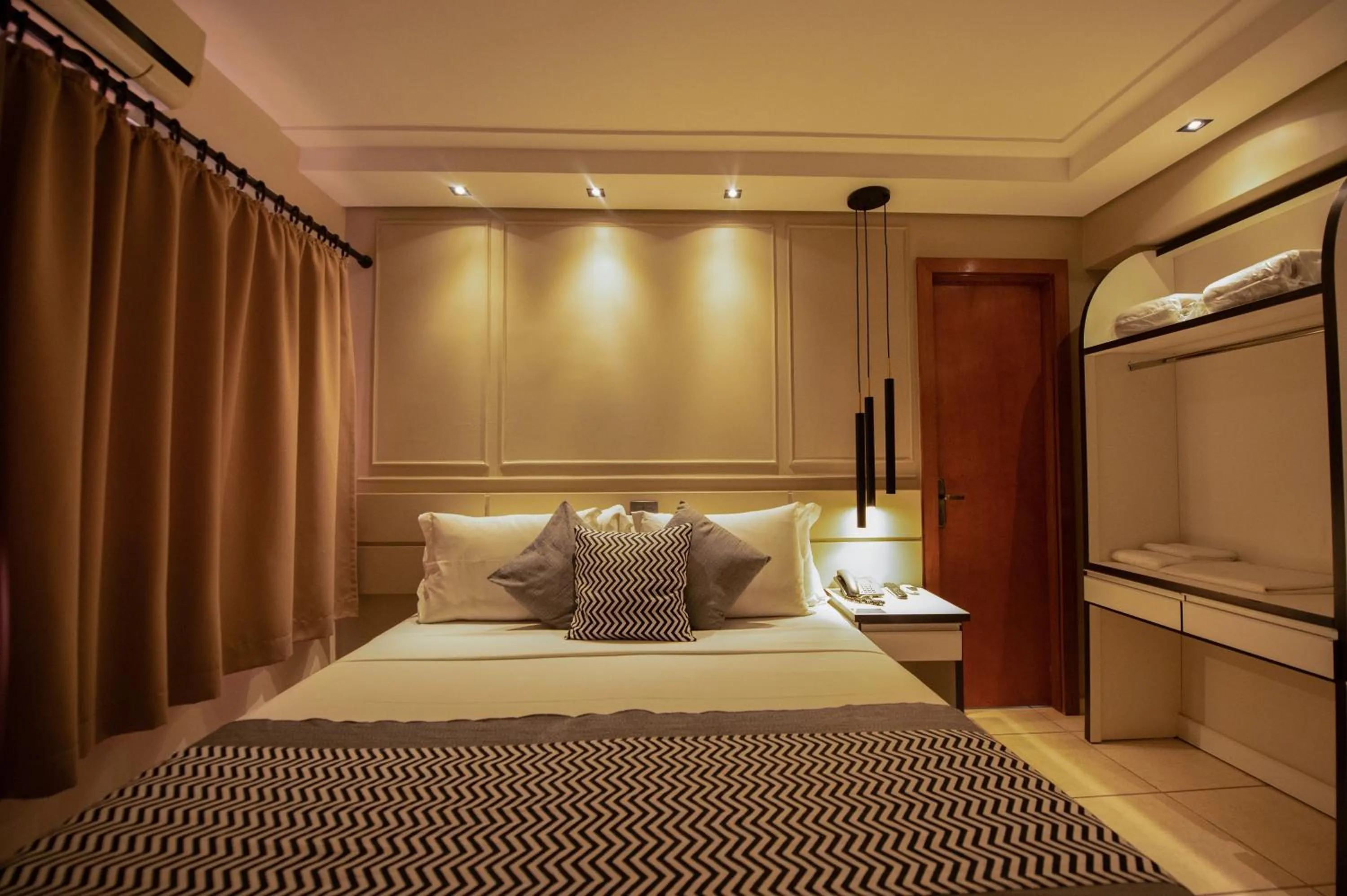 Bedroom, Bed in Havana Palace Hotel II