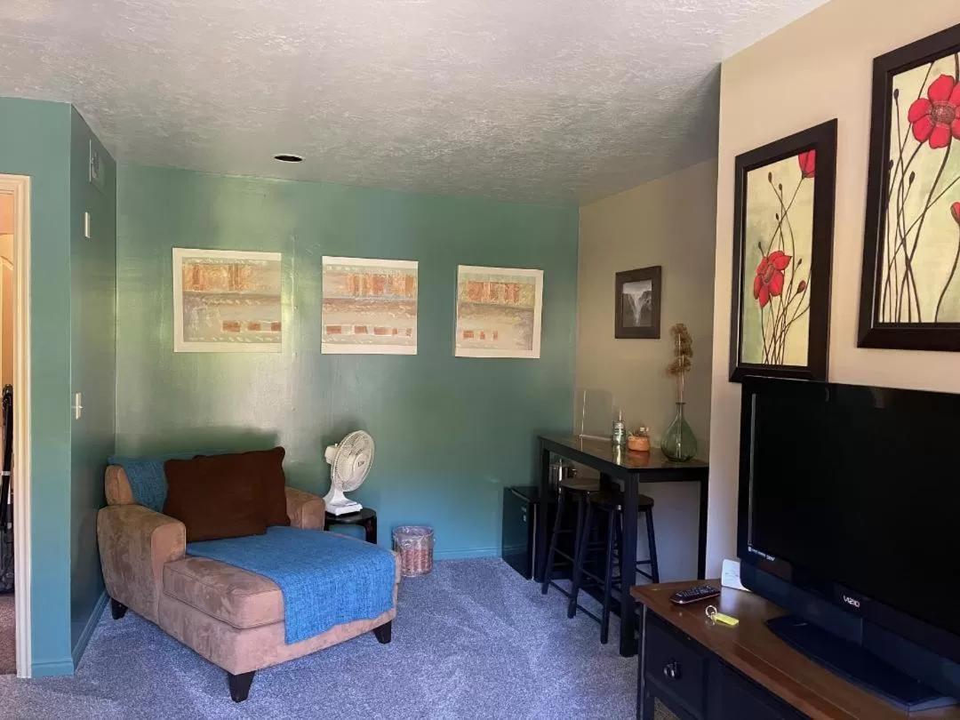 TV/Entertainment Center in Harvest House Bed and Breakfast