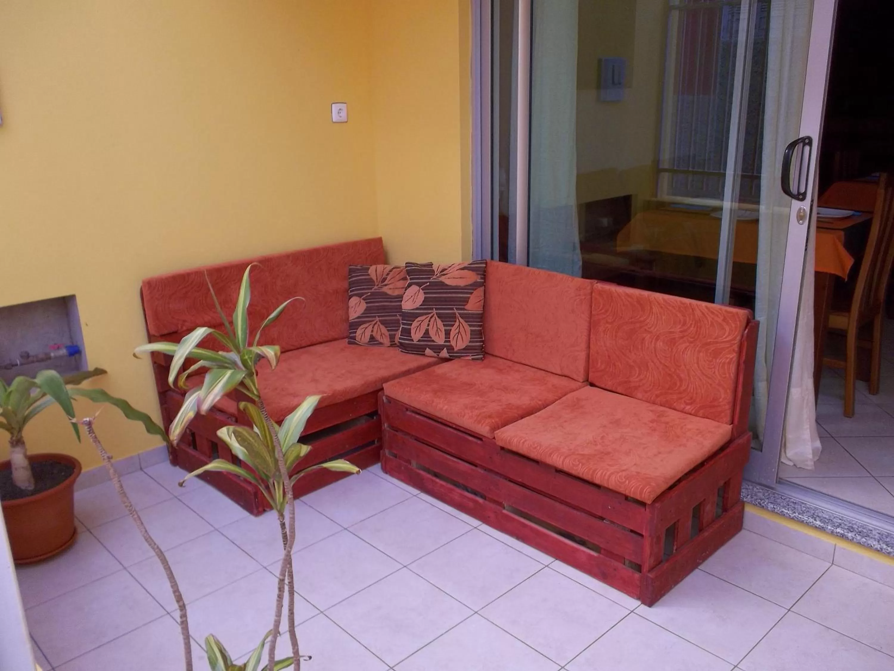 Communal lounge/ TV room, Lobby/Reception in Basic Hotel