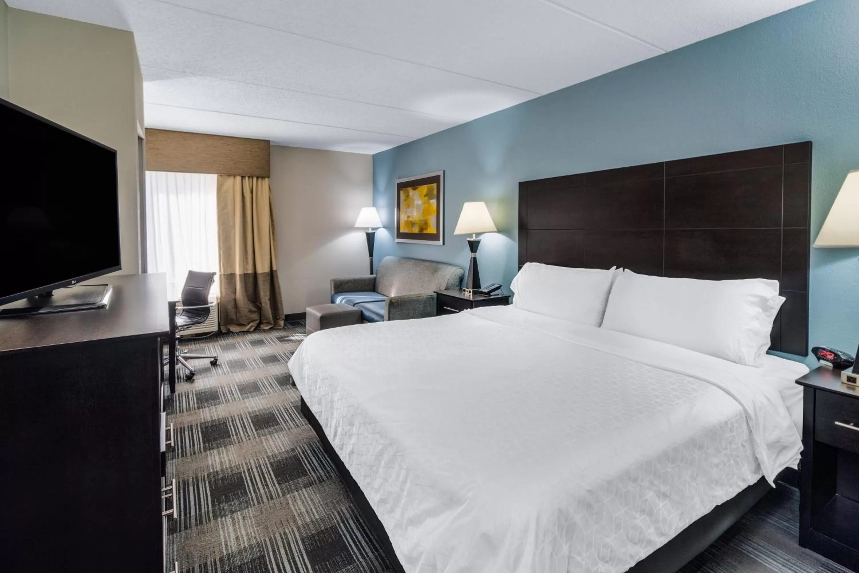 Photo of the whole room, Bed in Holiday Inn Express Forsyth by IHG