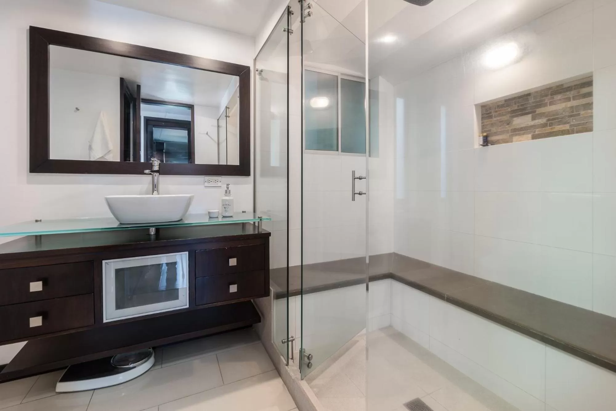 Shower in Apartamentos Poblado Alejandría by HOUSY HOST