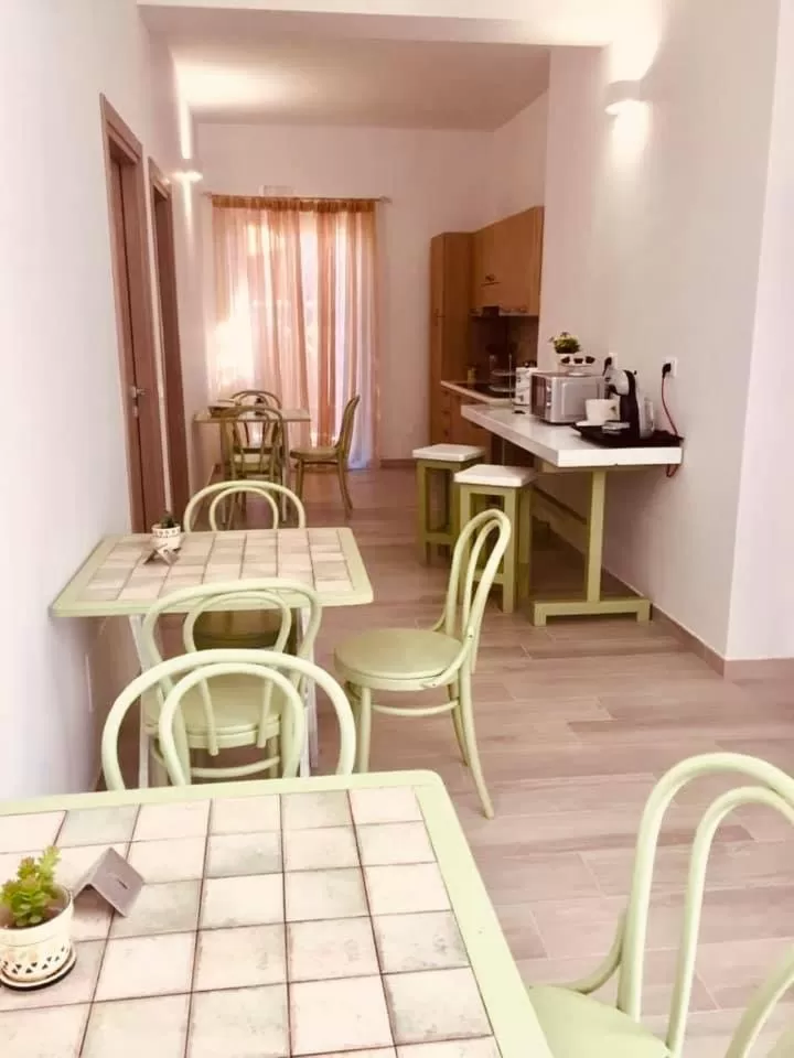 Communal lounge/ TV room in Musa B&B