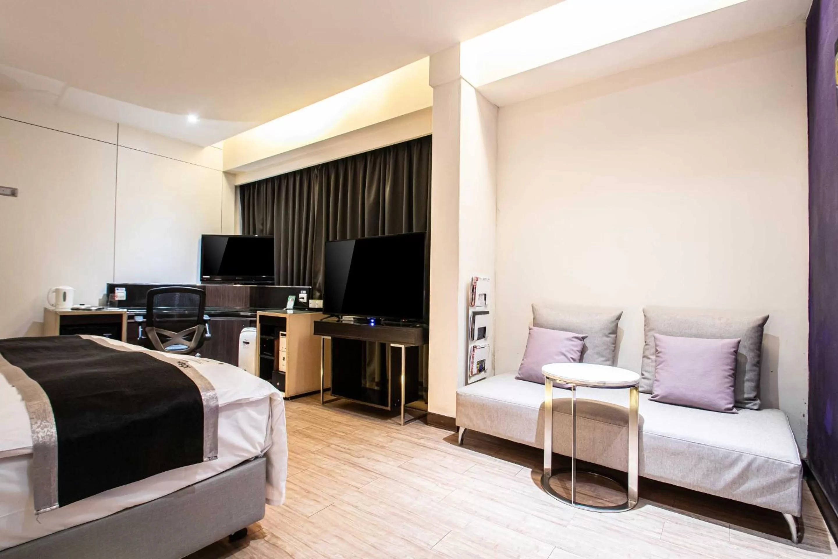 Decorative detail, Bed in 168 Motel-Hsinchu