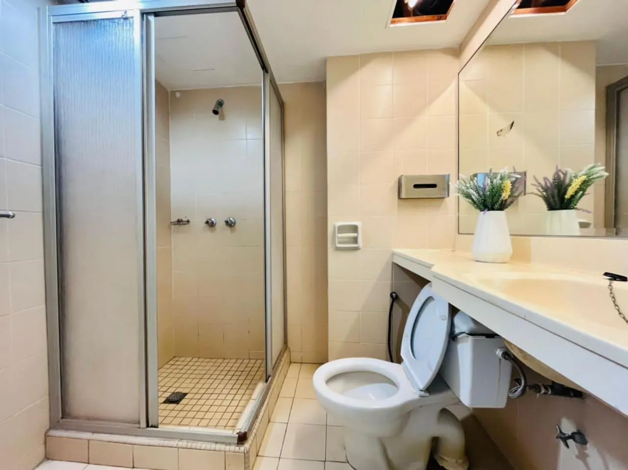 Bathroom in M1 City Center Hotel & Suites 