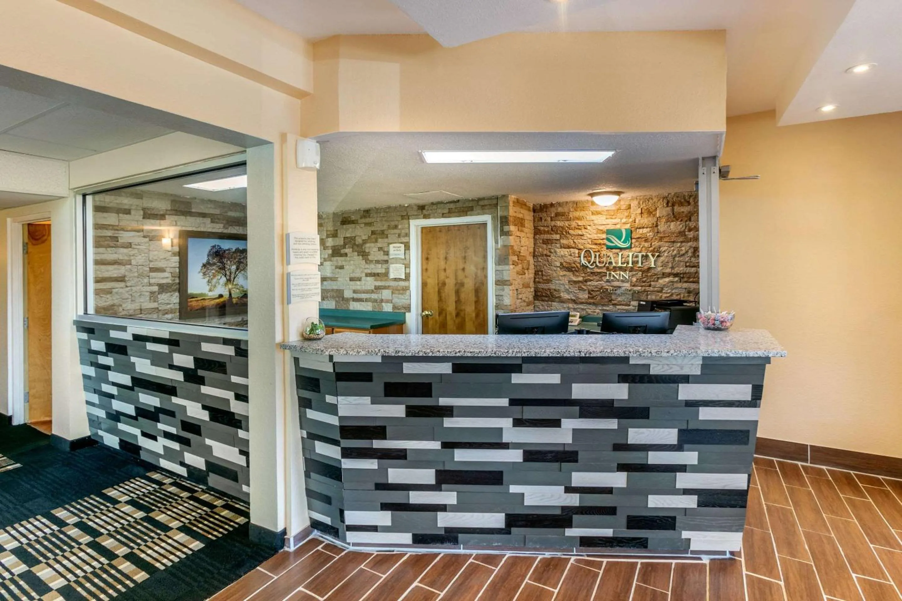 Lobby or reception in Quality Inn Rawlins I-80