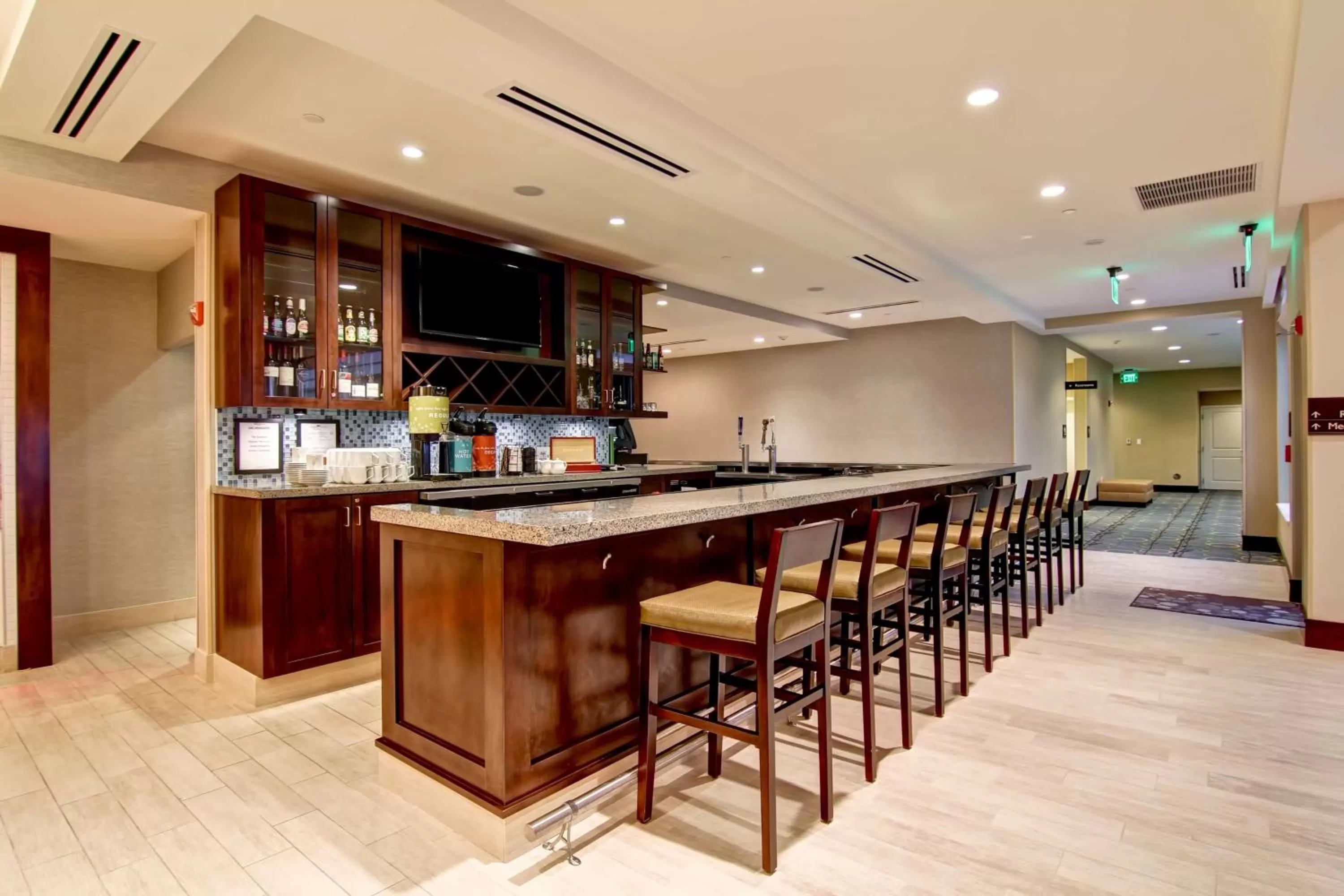 Lounge or bar in Hilton Garden Inn Woodbridge