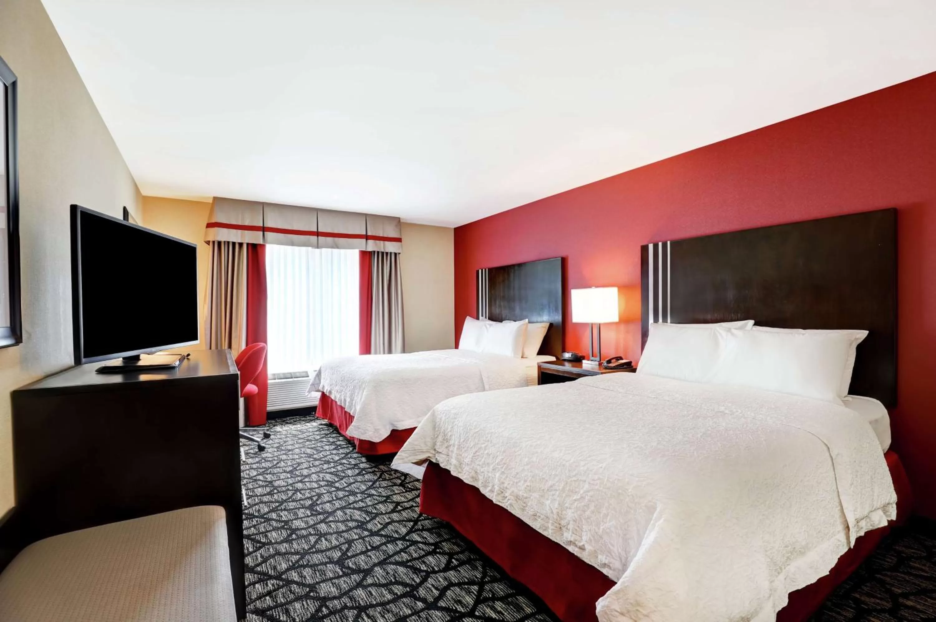 Bedroom, Bed in Hampton Inn by Hilton Chilliwack