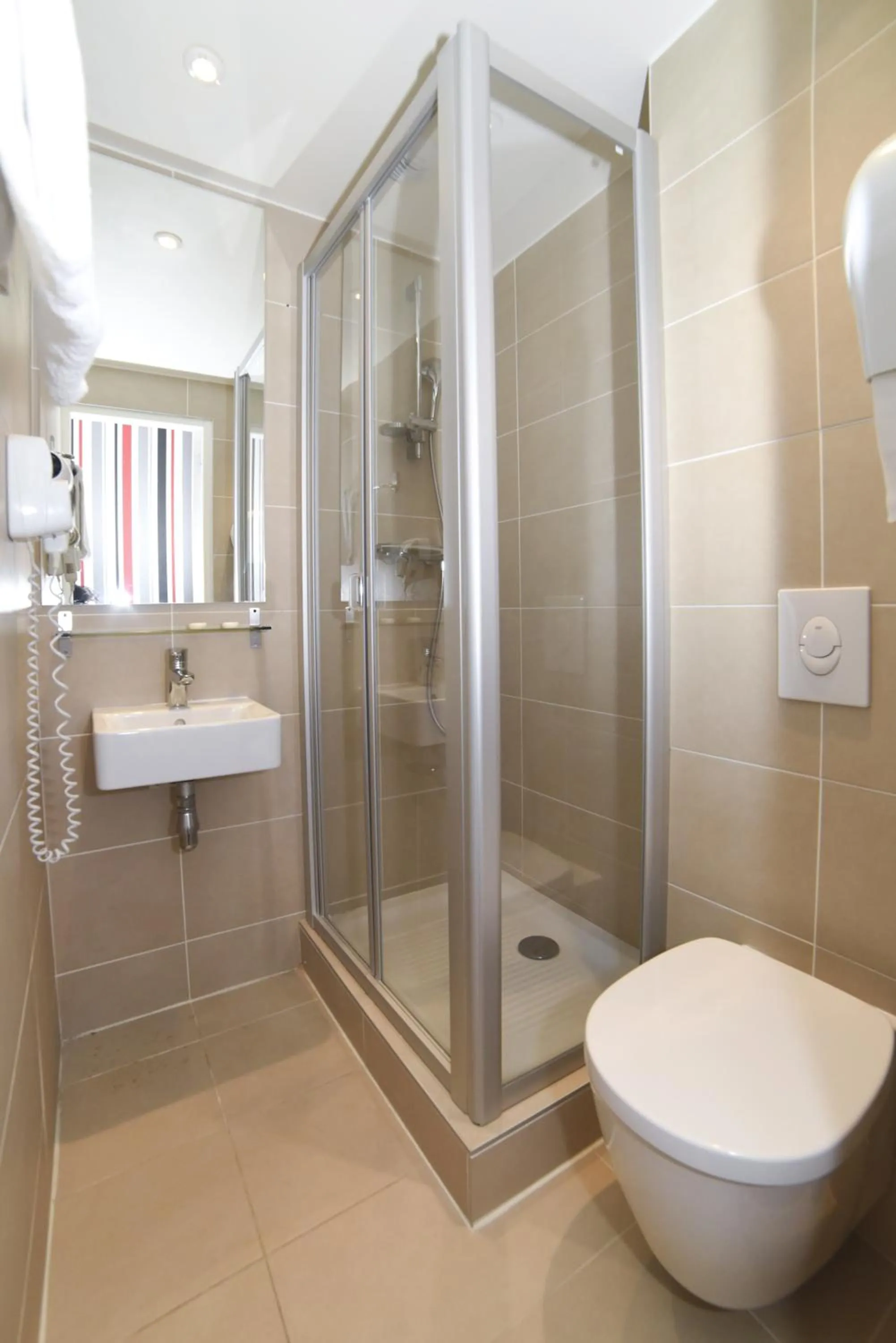 Shower in Sully Hôtel