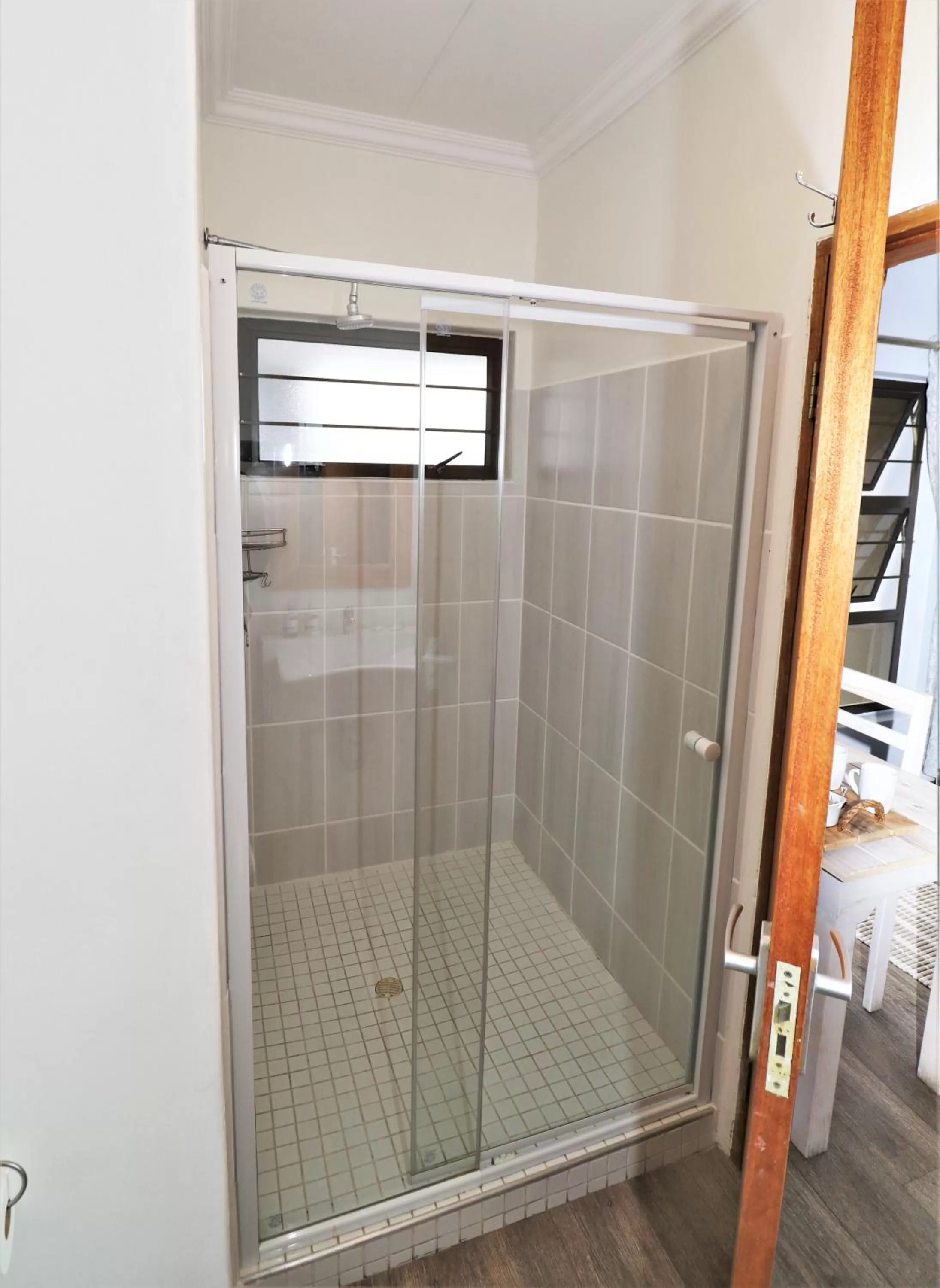 Shower, Bathroom in Tiende Laan Bed & Breakfast and Self-Catering