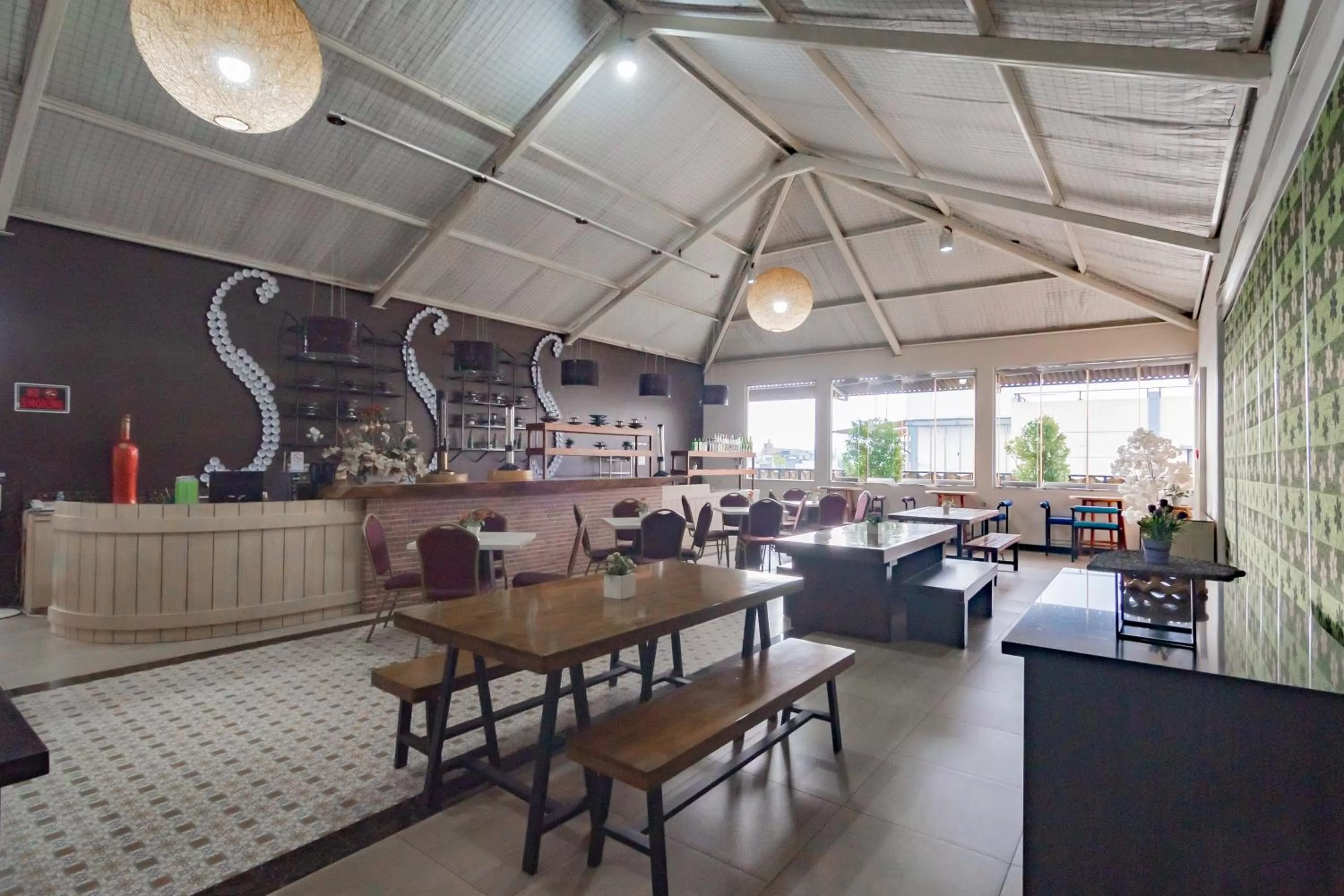 Restaurant/places to eat in RedDoorz Premium near Bandung Station