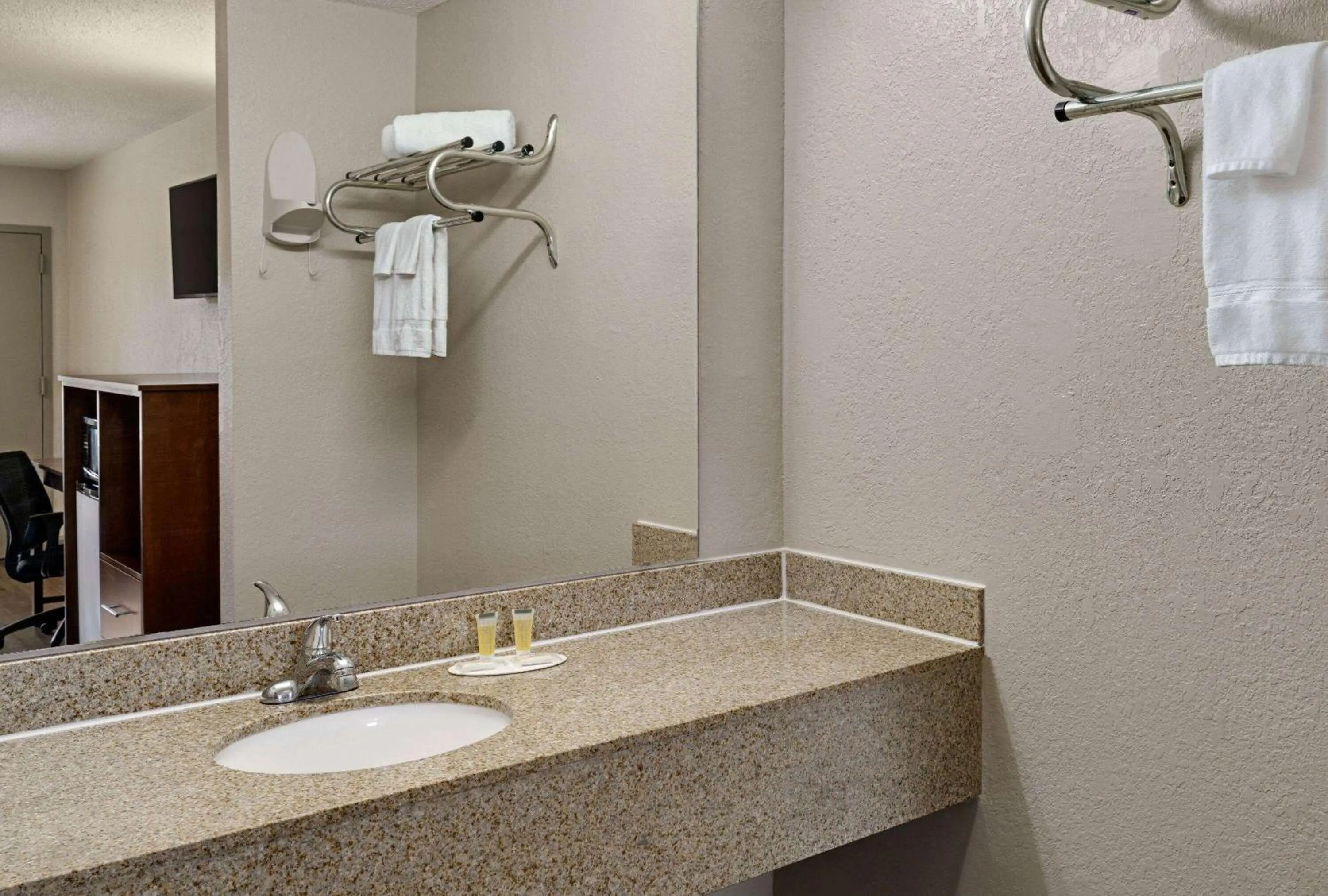 TV and multimedia in Days Inn by Wyndham Dillon