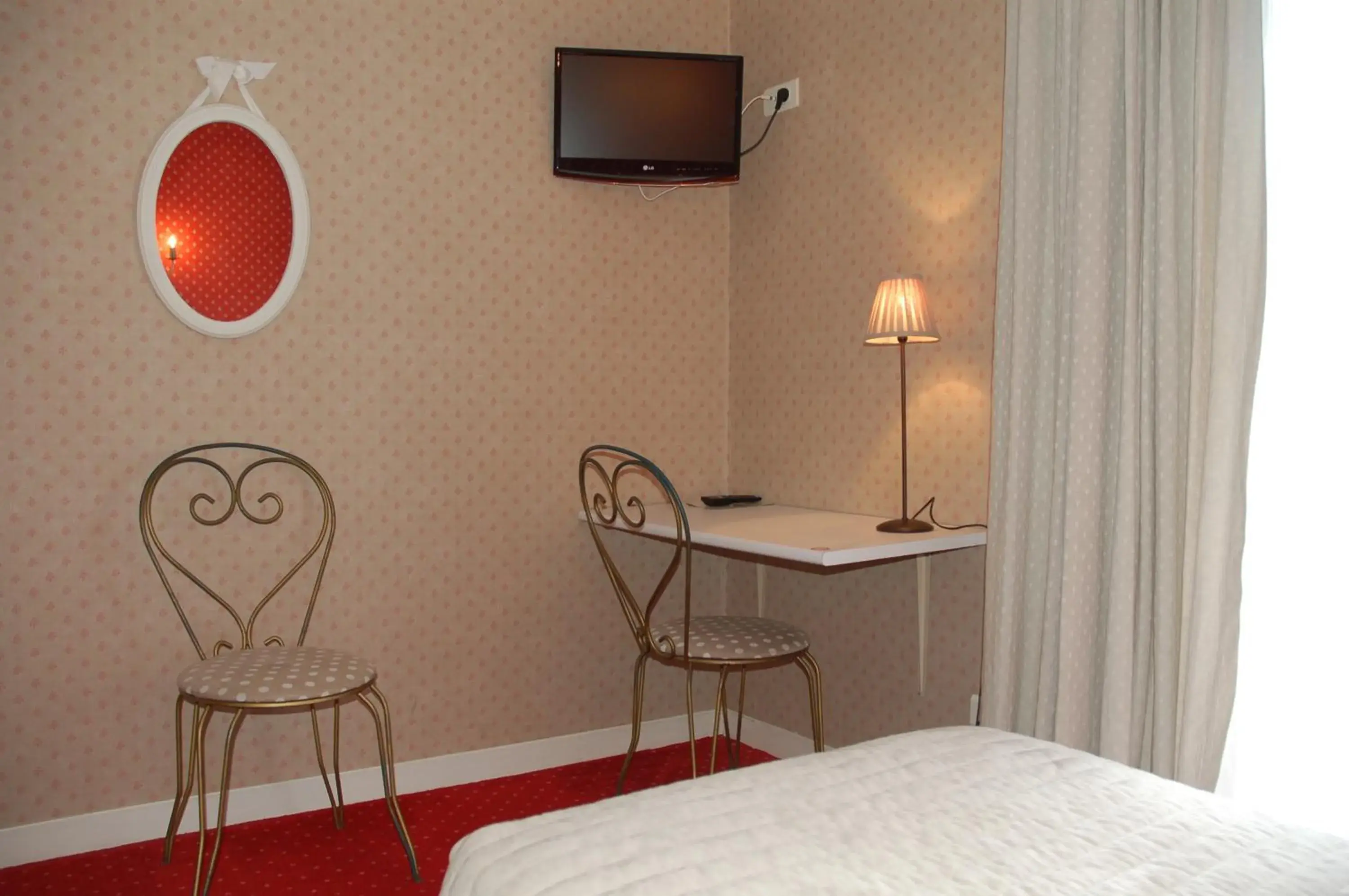 Double Room - single occupancy in Hôtel de L'Avenue Double Room - single occupancy in Hôtel de L'Avenue