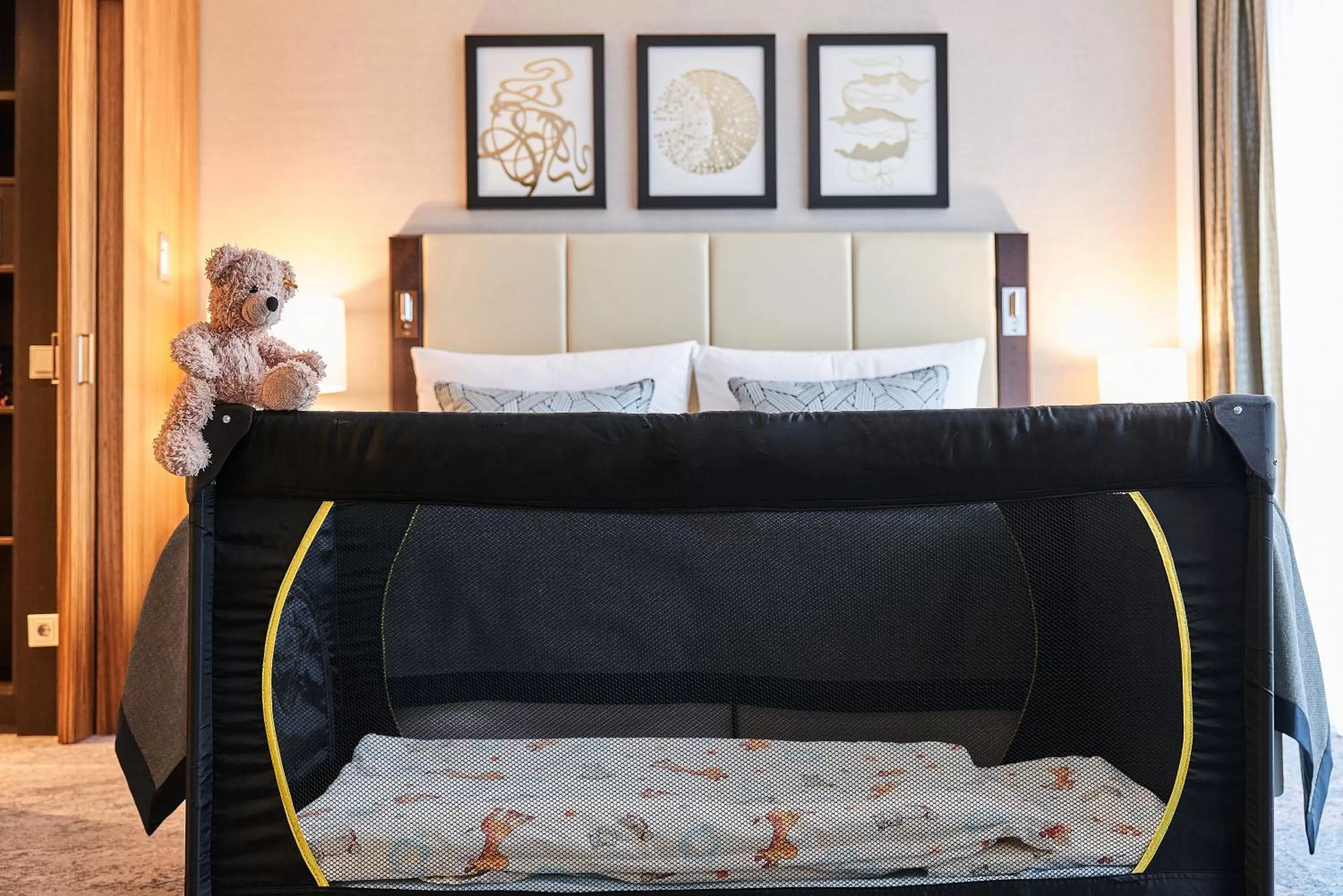 Bed in Hotel Kö59 Düsseldorf - Member of Hommage Luxury Hotels Collection