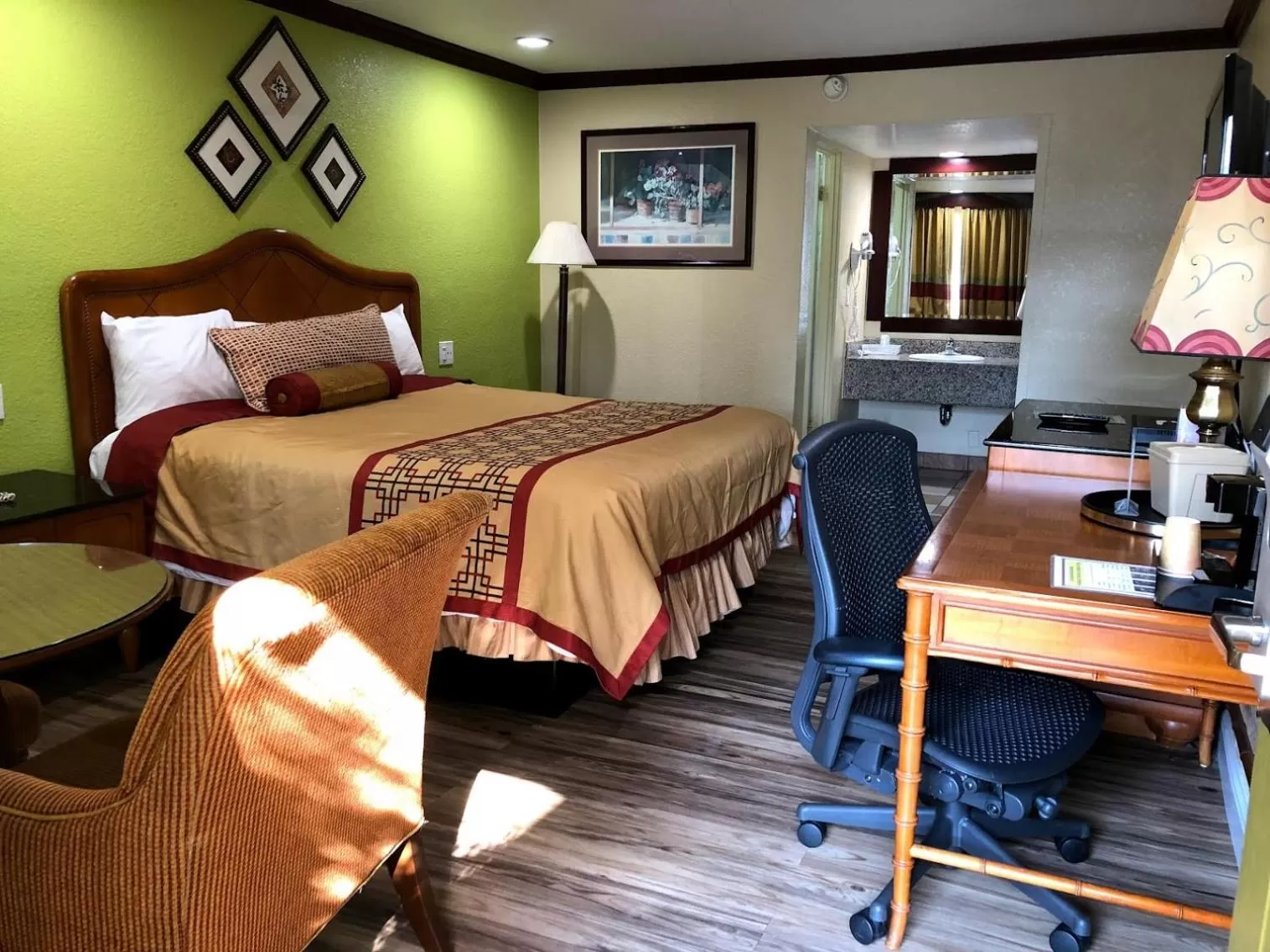 Bed in Imperial Inn Oakland