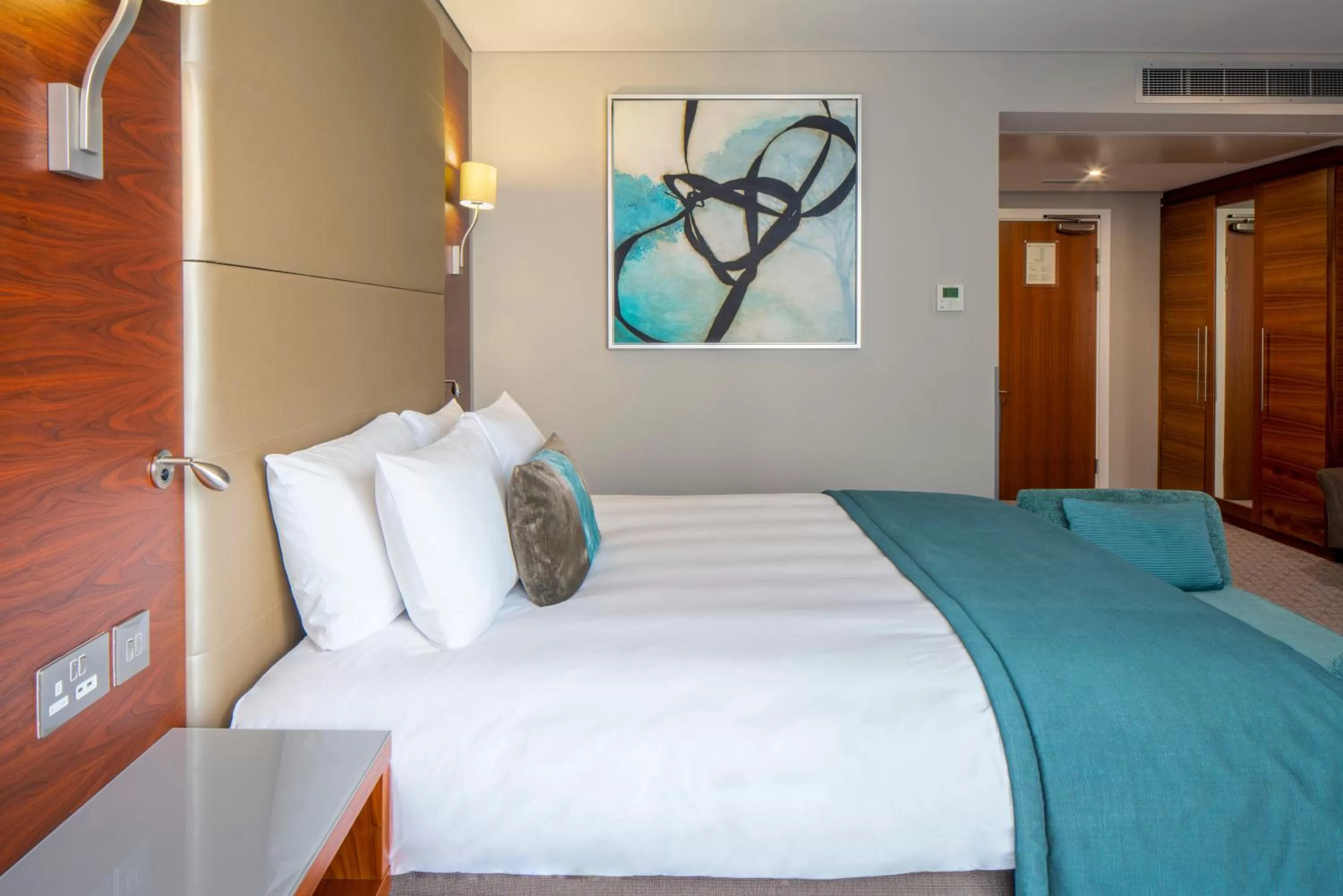 Photo of the whole room, Bed in Crowne Plaza London - Docklands by IHG