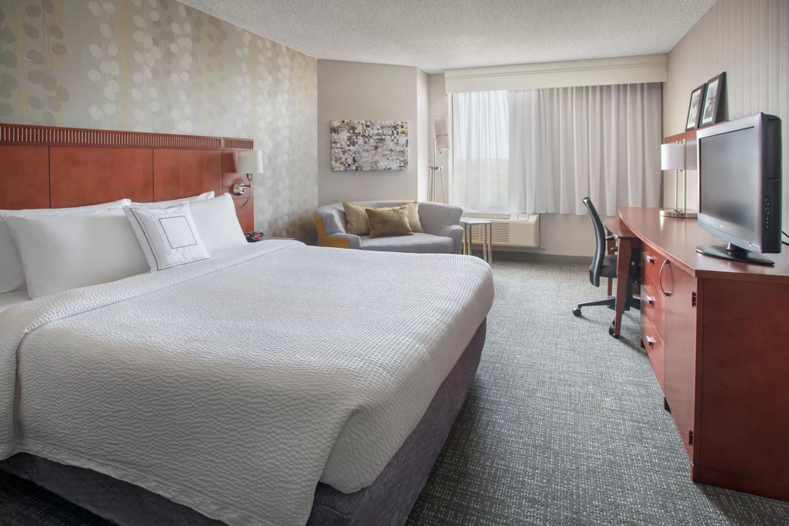 King Room with Adapted Tub - Mobility and Hearing Accessible in Courtyard Wilmington Downtown