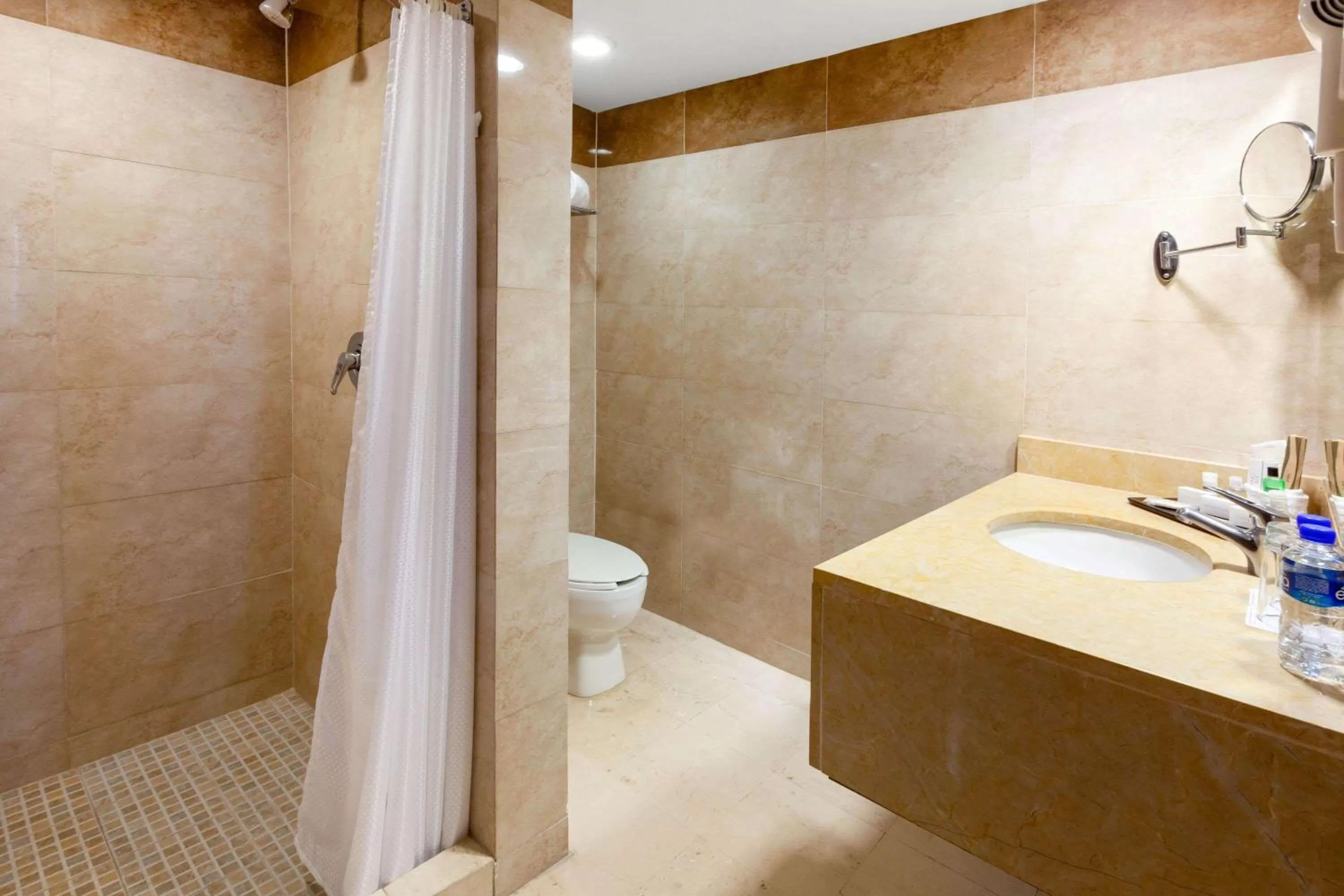 Bathroom in Ramada Plaza by Wyndham Veracruz Boca del Rio