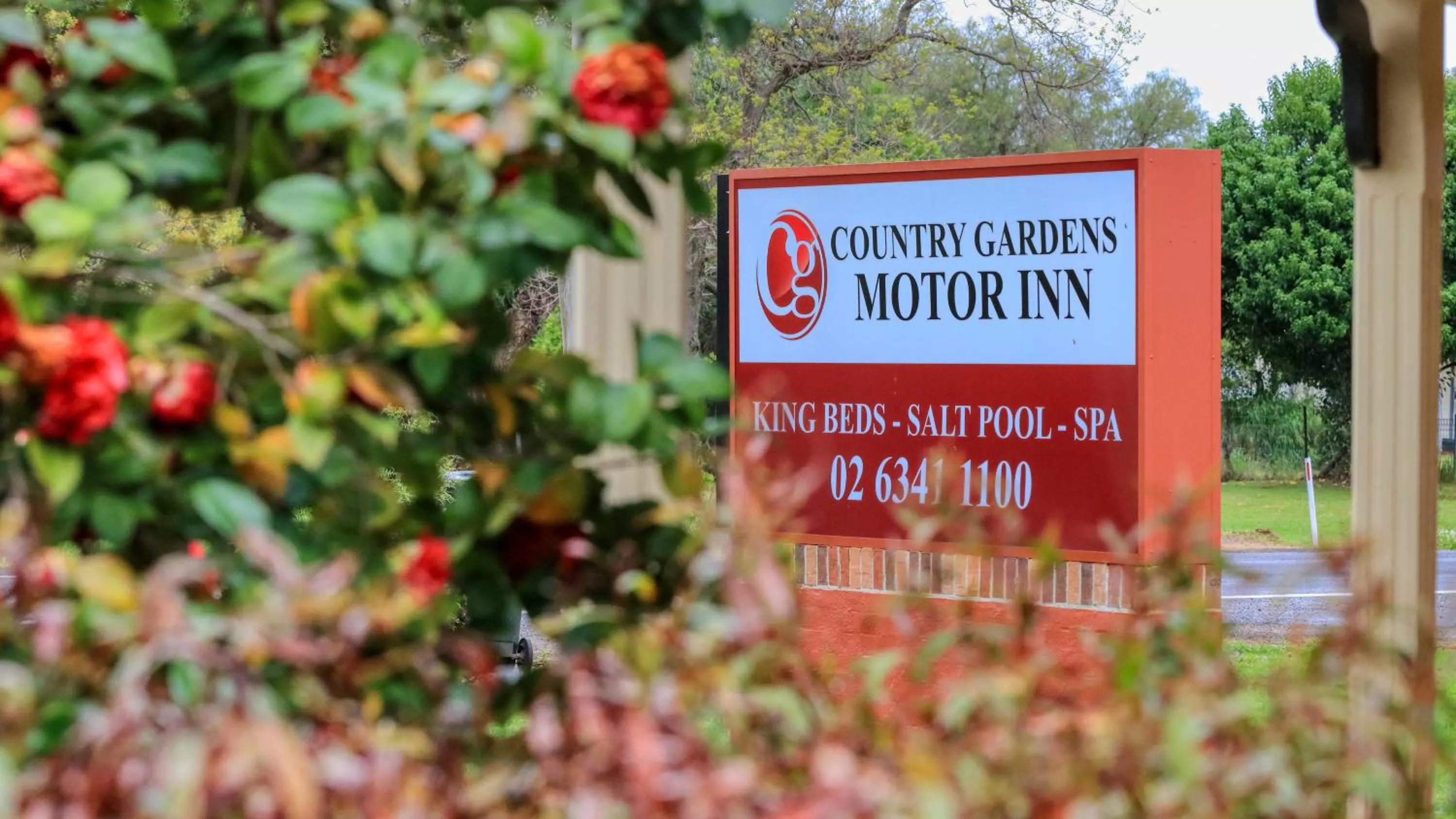 Logo/Certificate/Sign in Country Gardens Motor Inn