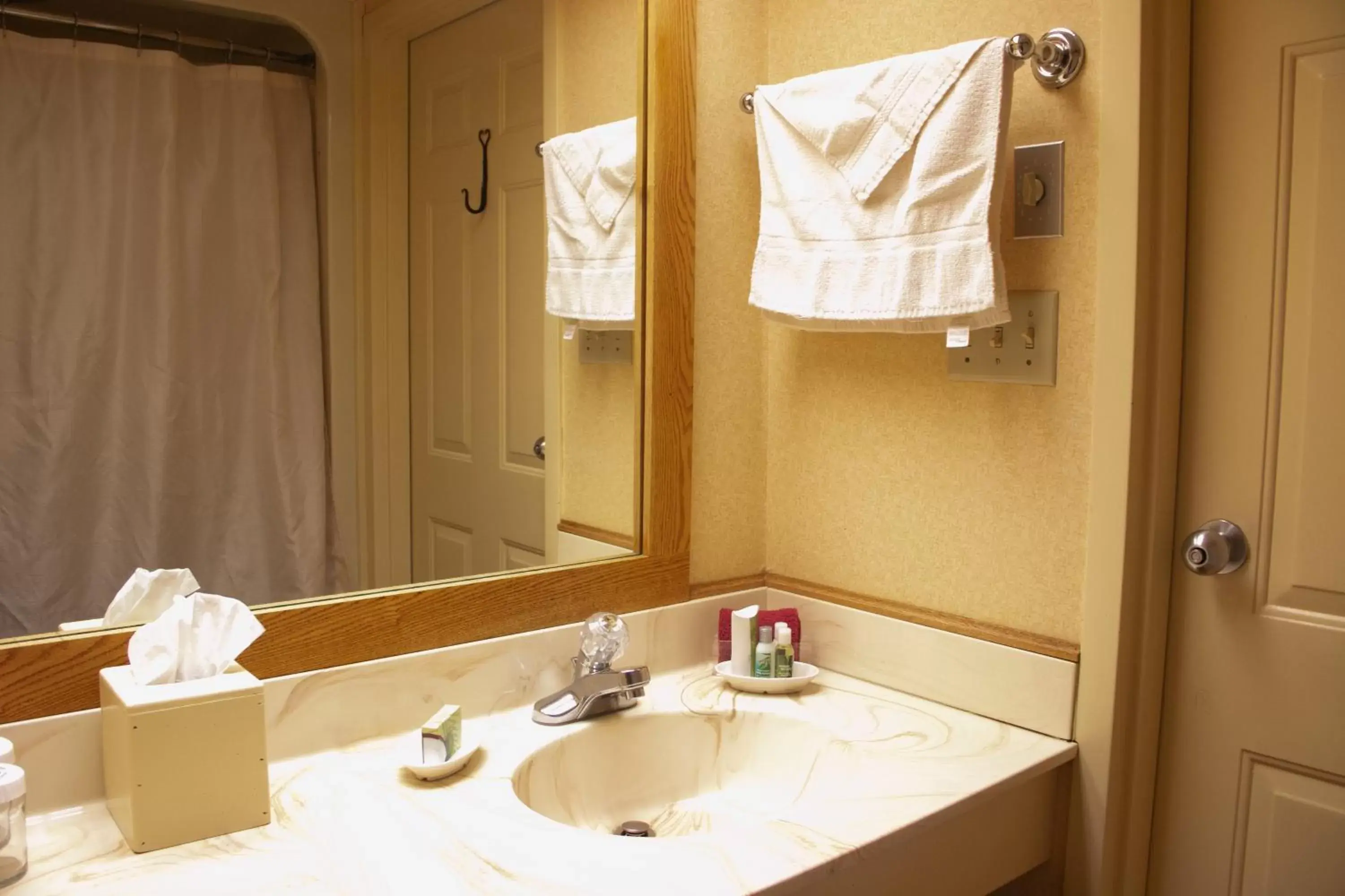 Standard Queen Room in Essenhaus Inn & Conf. Center Standard Queen Room in Essenhaus Inn & Conf. Center