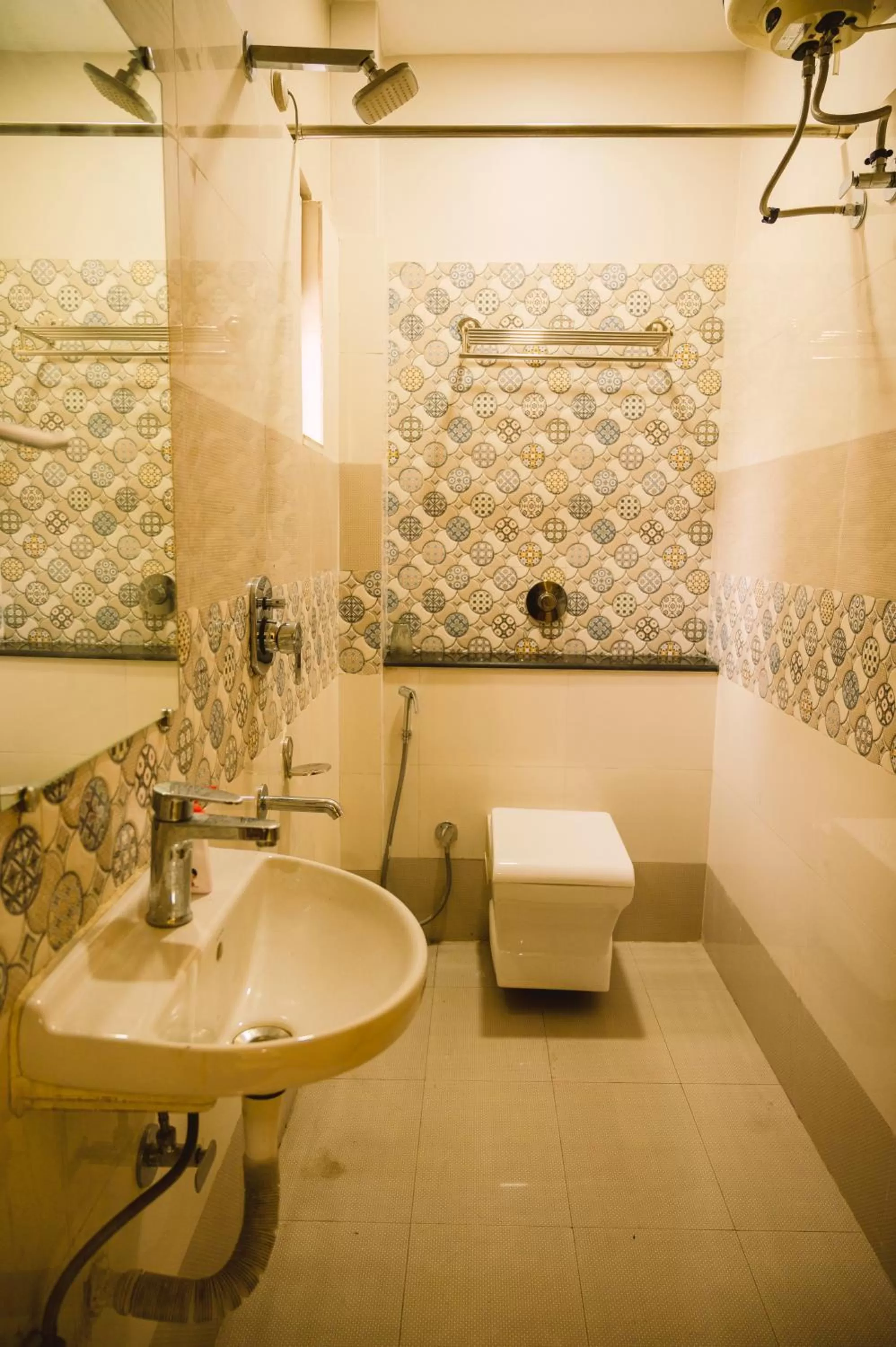 Shower in Hotel Green Apple