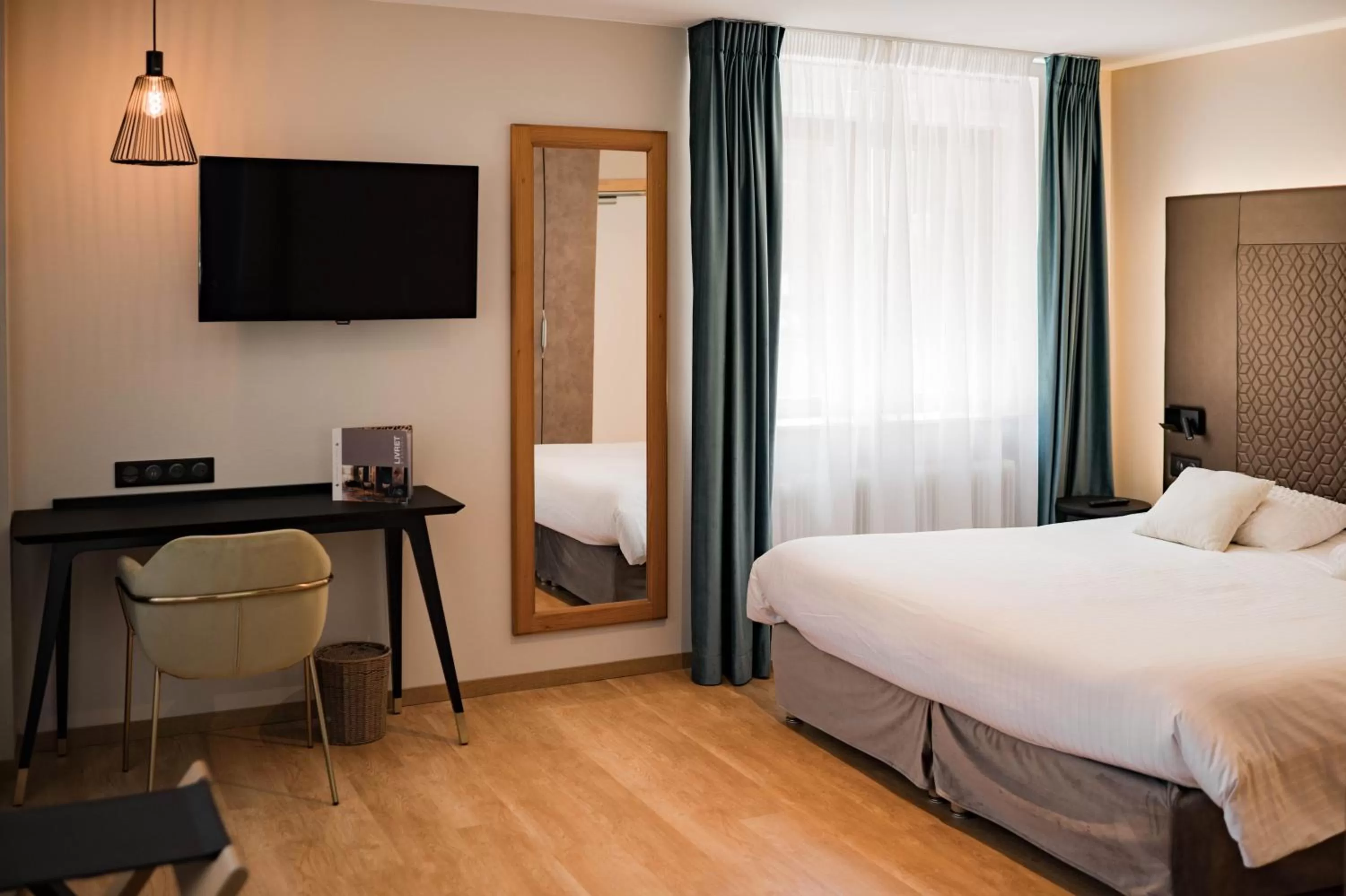 Bedroom, Bed in L'AO Hôtel & Restaurant L'Aigle d'Or