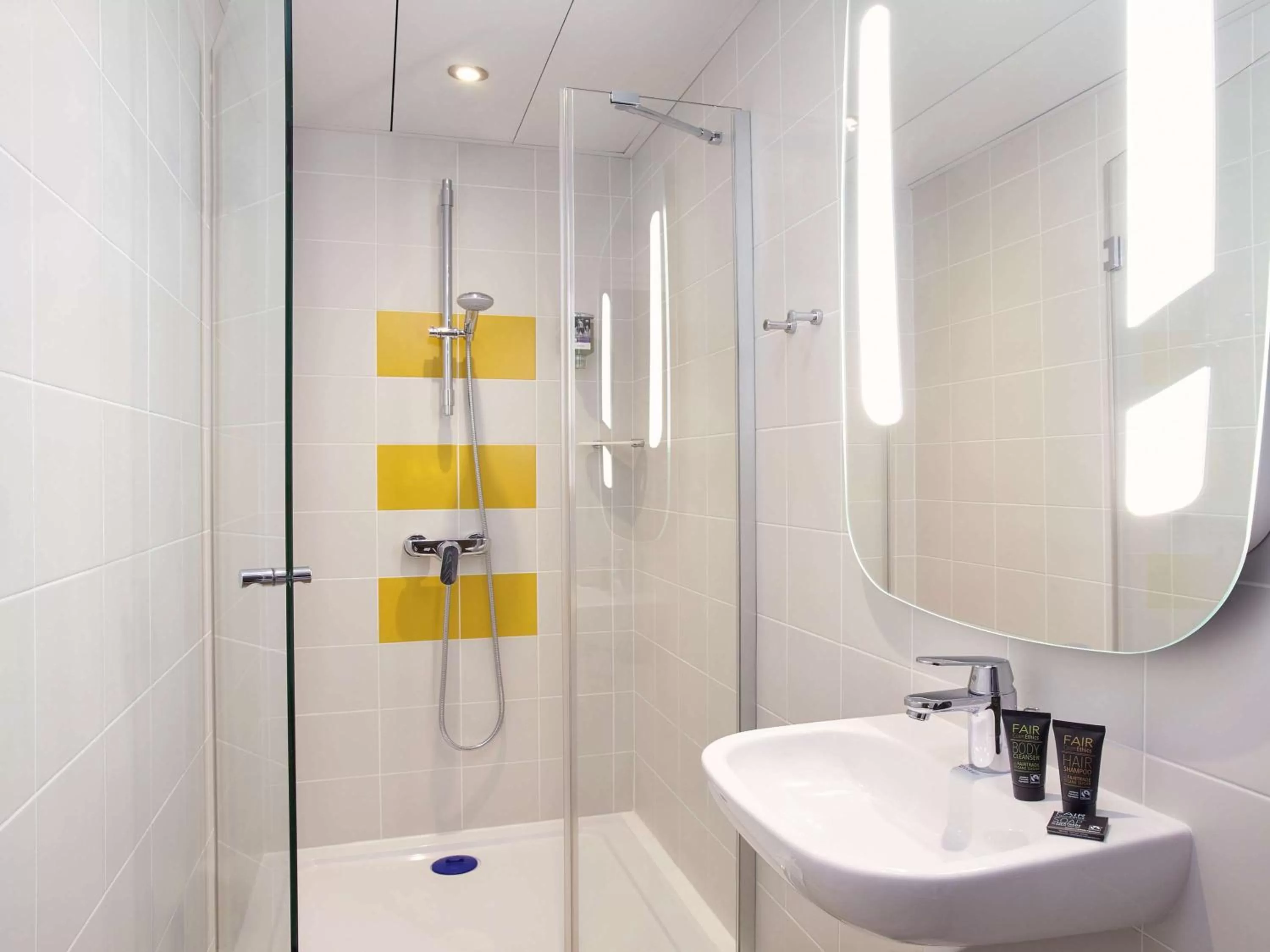 Photo of the whole room, Bathroom in Mercure Château de Fontainebleau