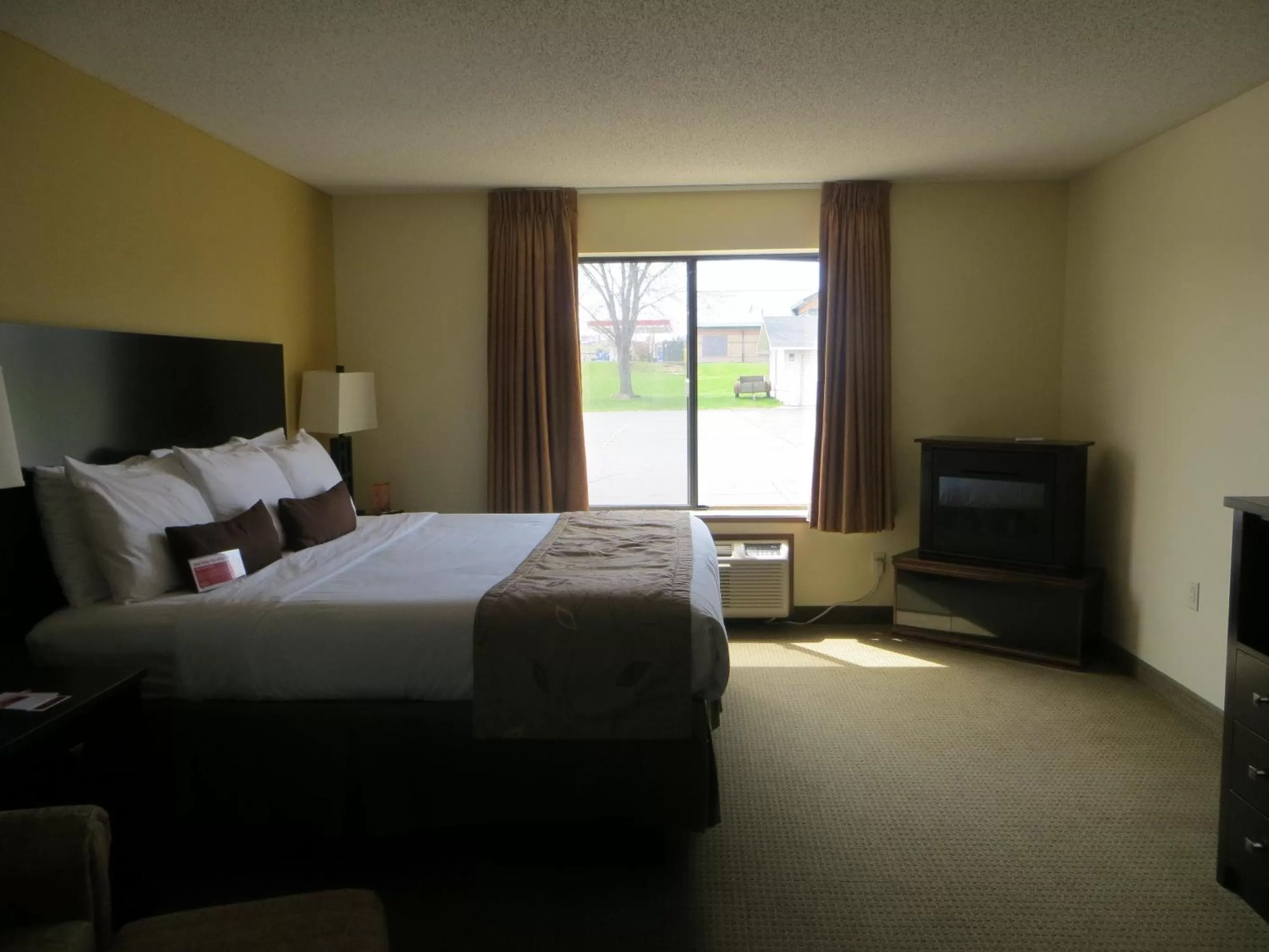 Bedroom, Bed in Ramada by Wyndham Wisconsin Dells I-90